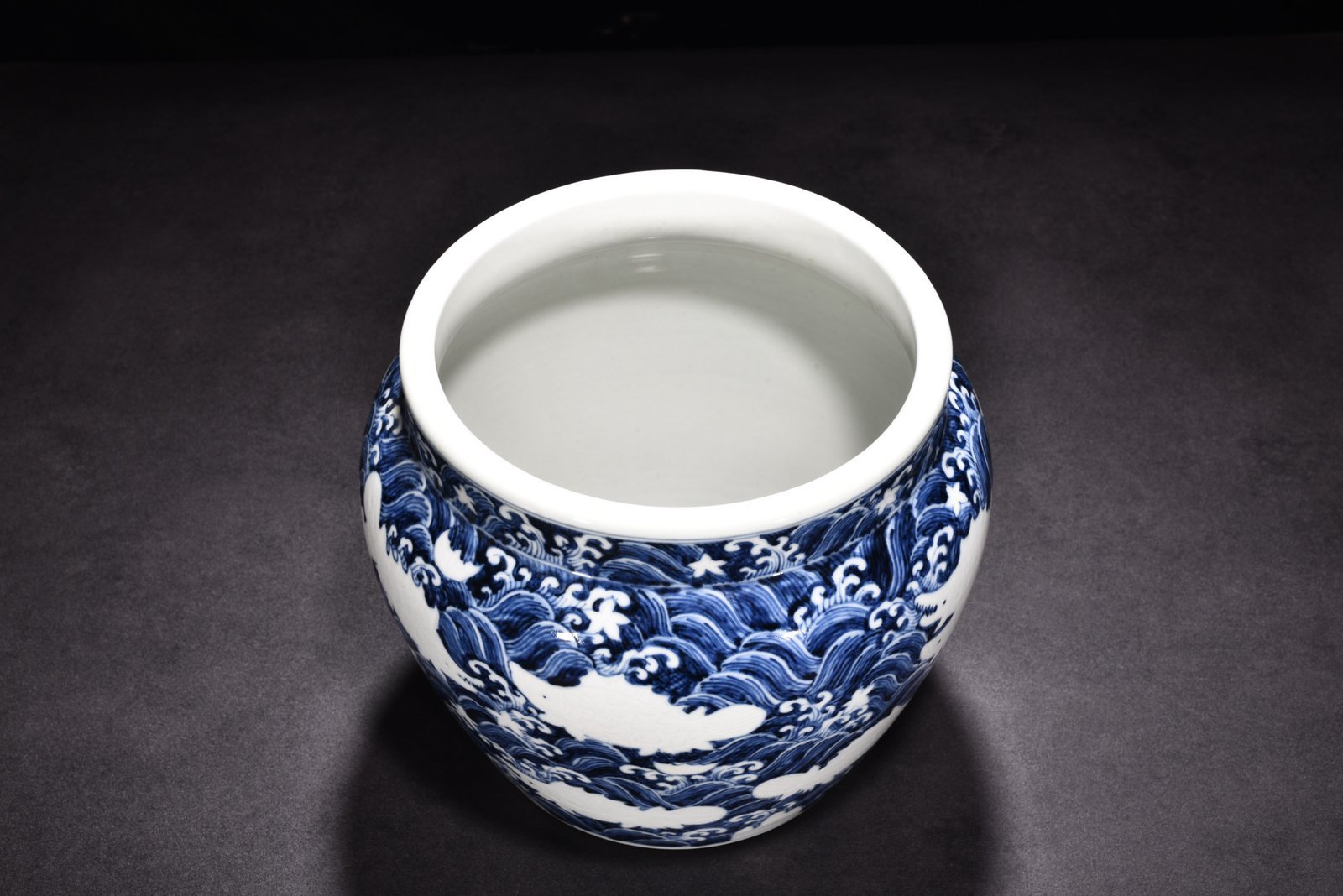 Ming Dynasty Yongle blue and white white engraved fish and algae vat