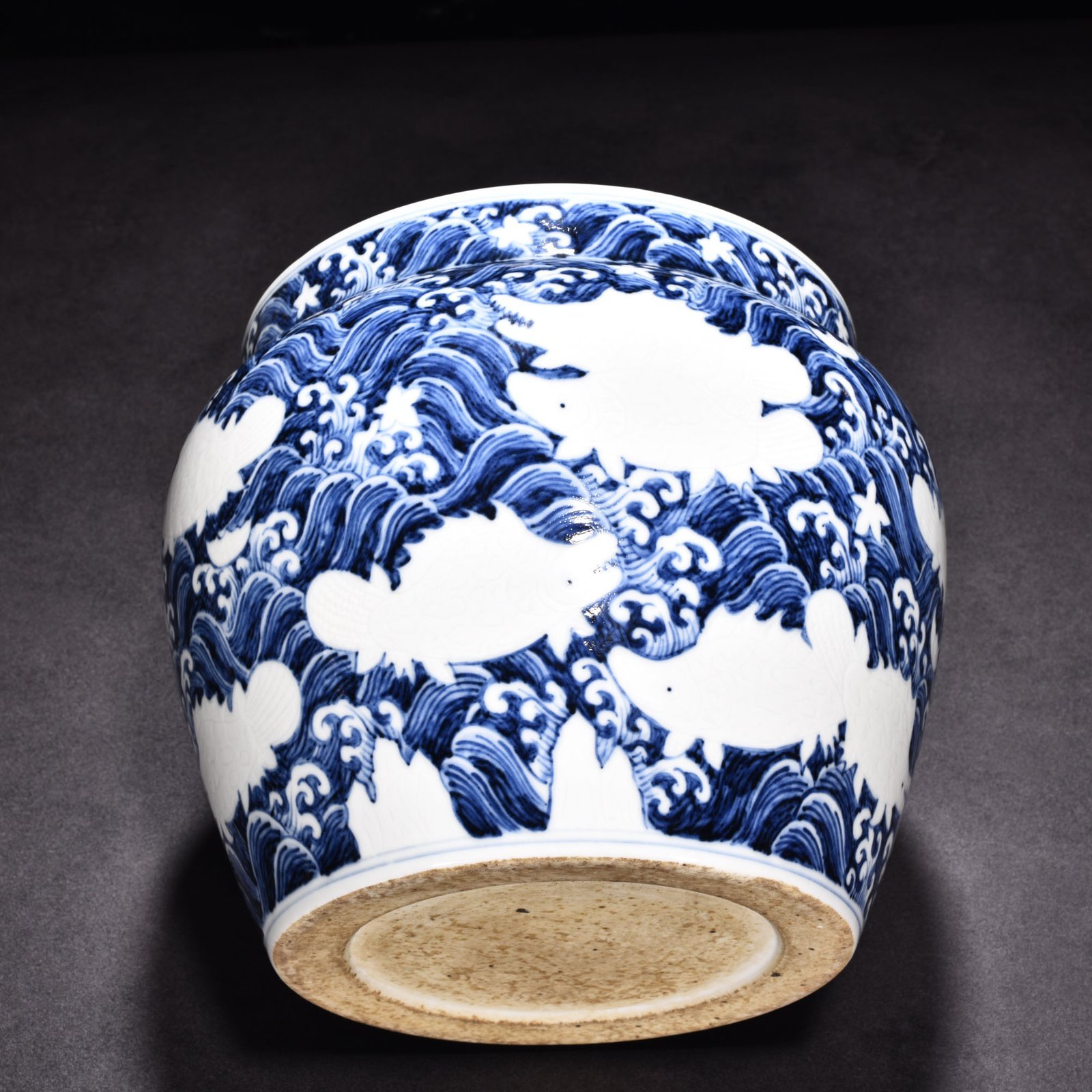 Ming Dynasty Yongle blue and white white engraved fish and algae vat