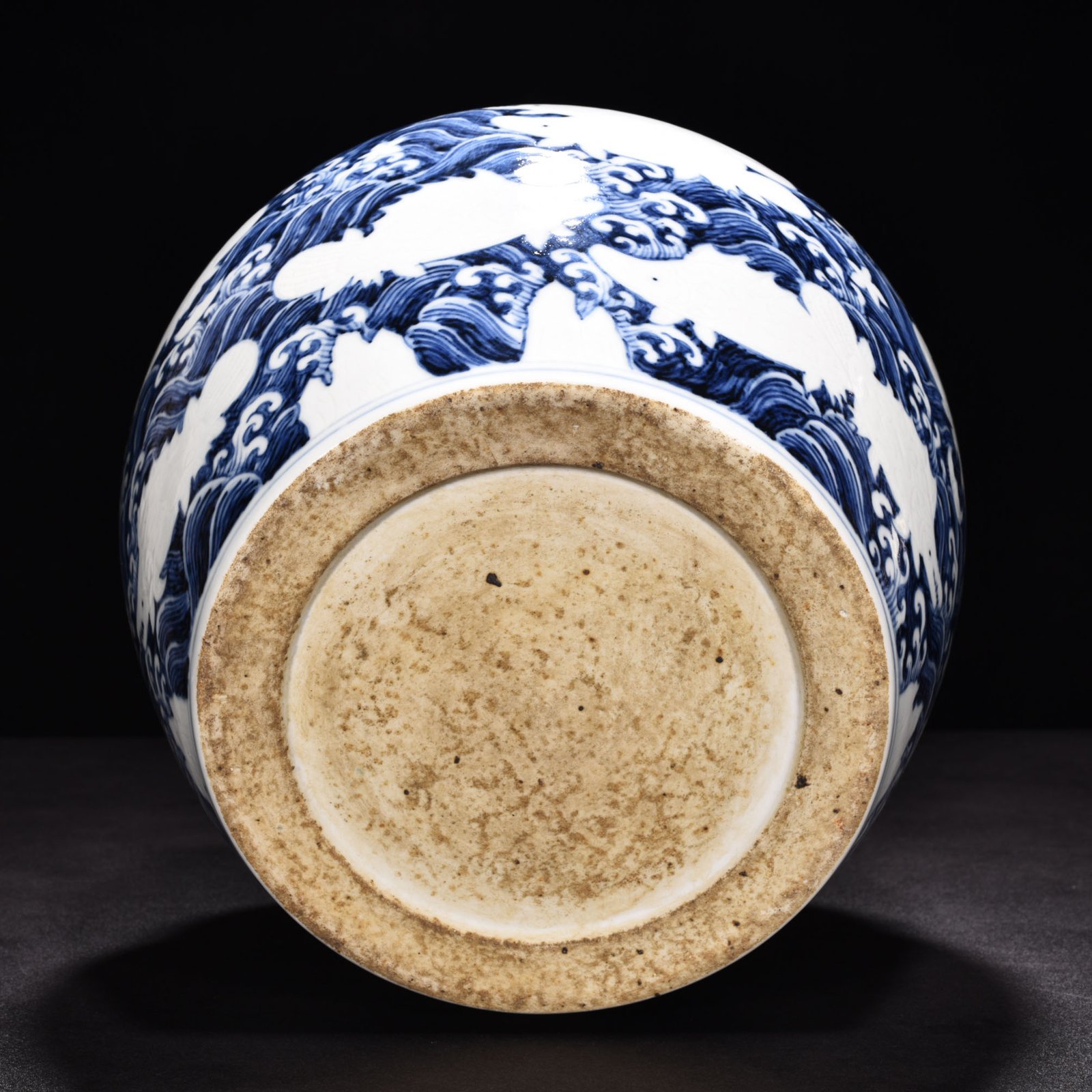 Ming Dynasty Yongle blue and white white engraved fish and algae vat
