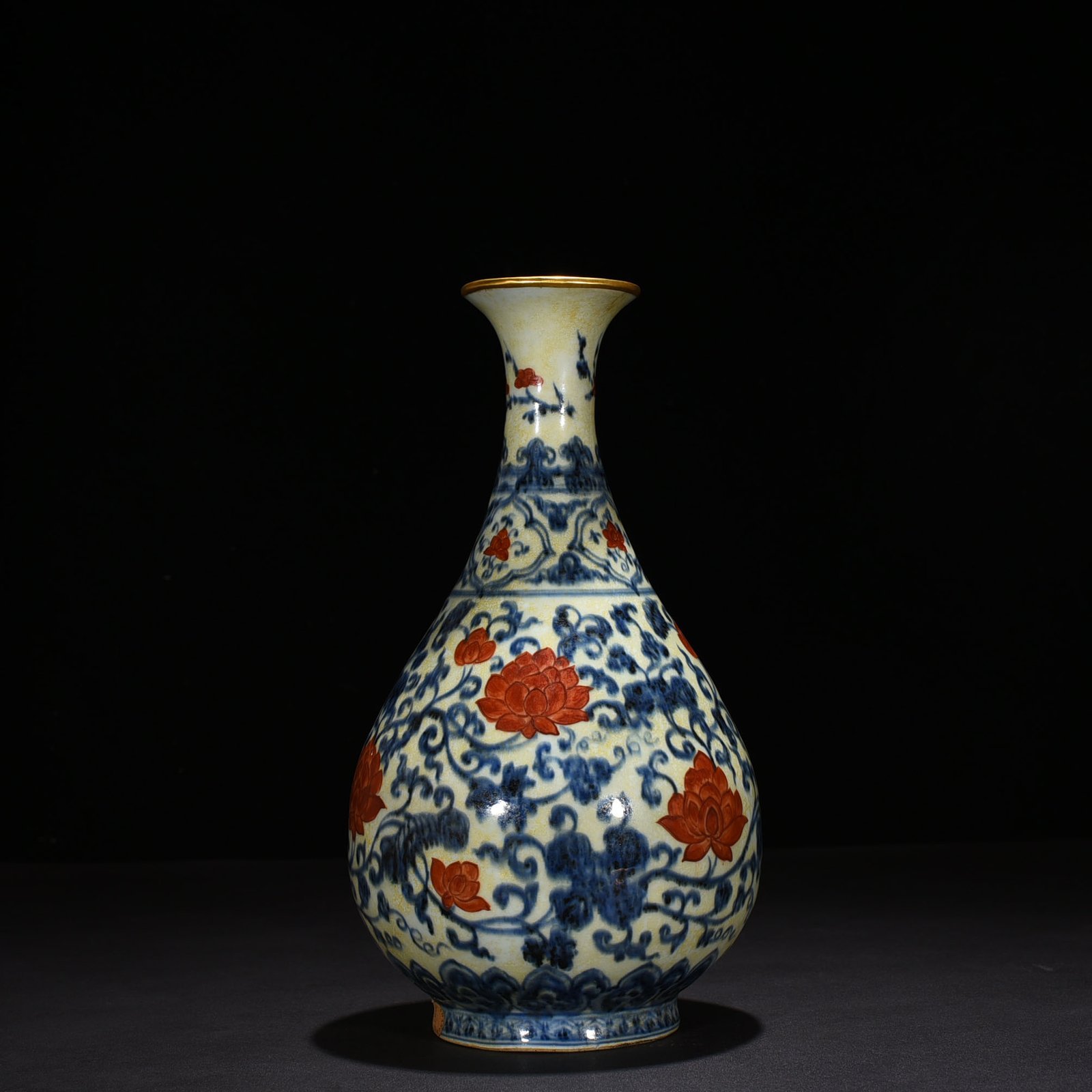 Ming Dynasty Yongle blue and white alum red jade pot with lotus