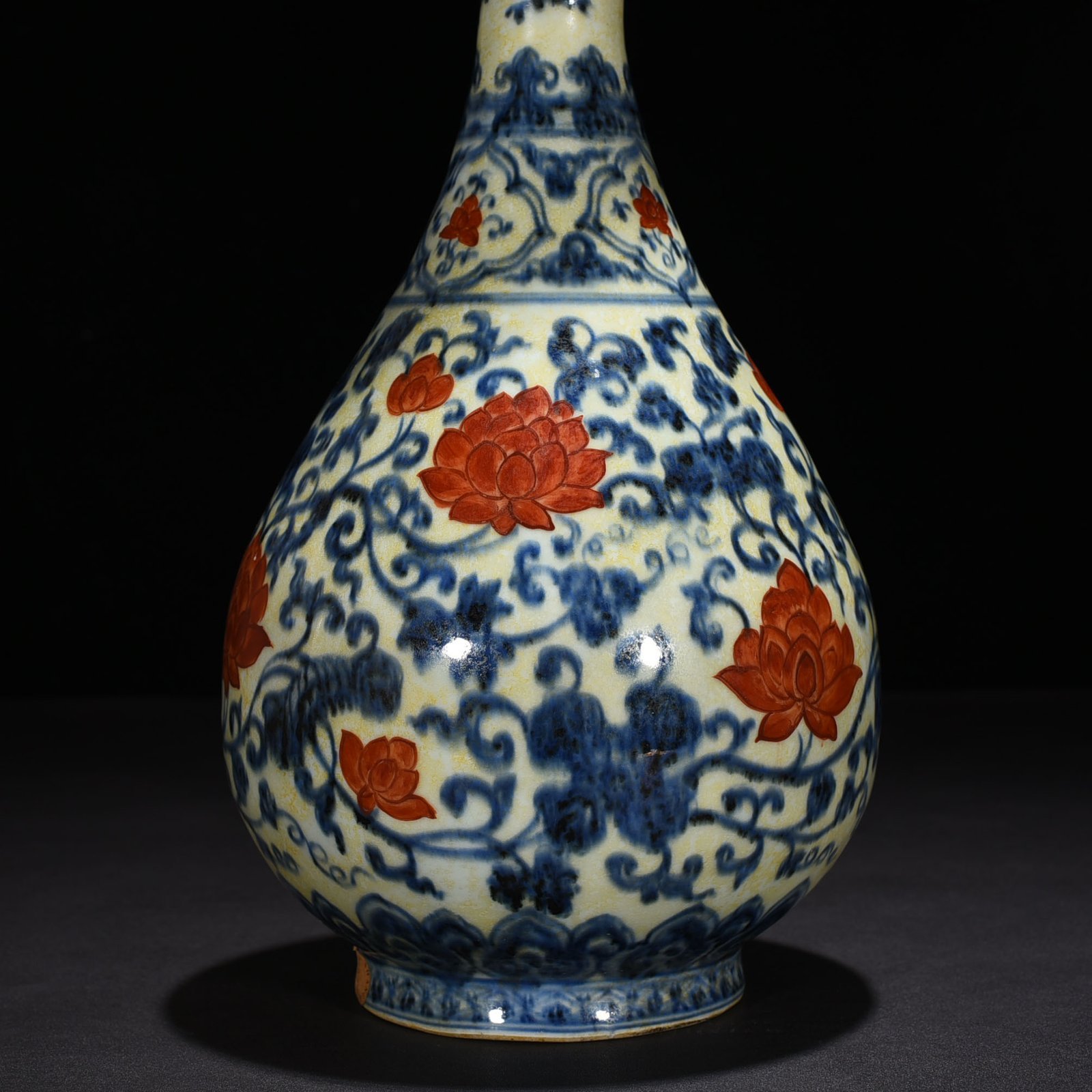 Ming Dynasty Yongle blue and white alum red jade pot with lotus
