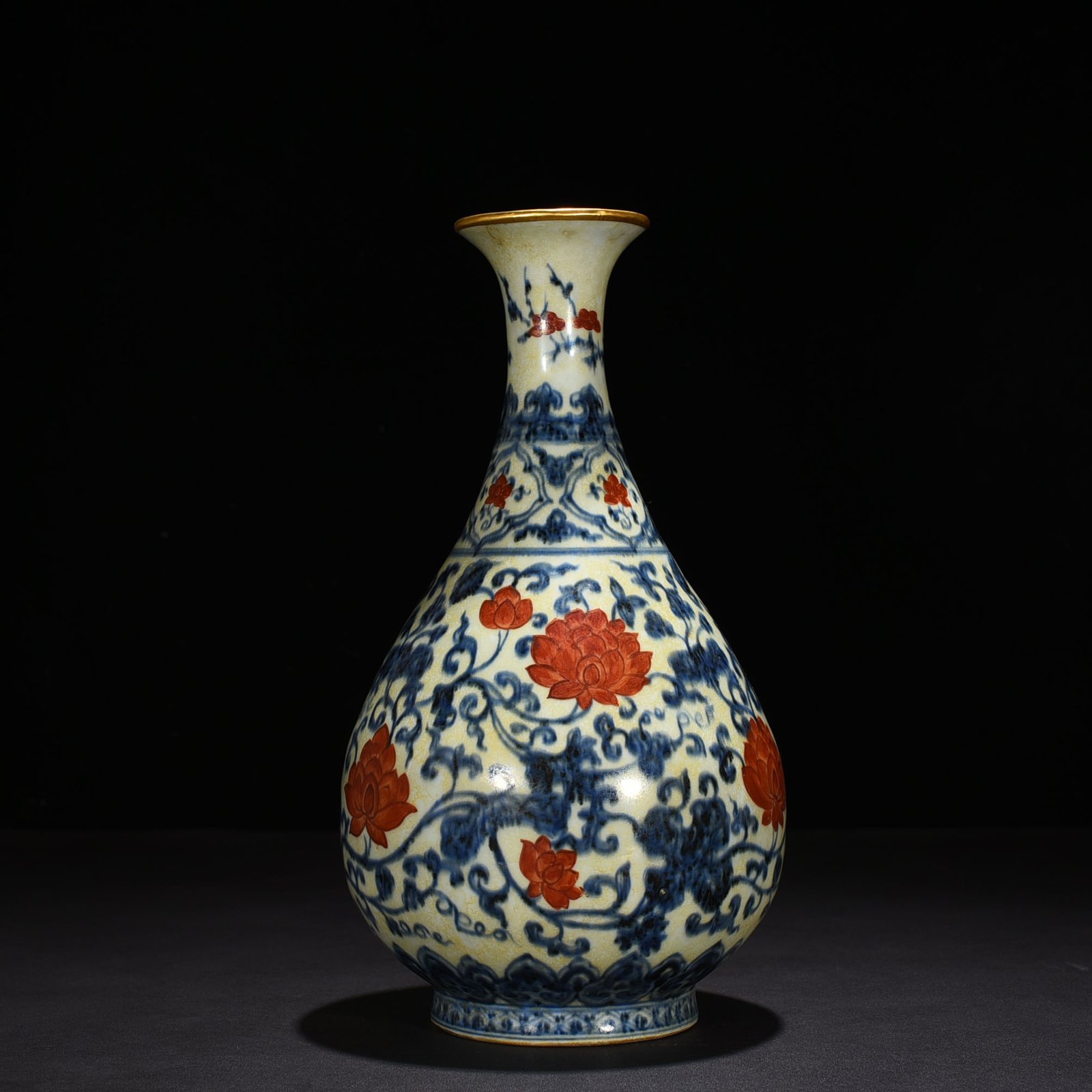 Ming Dynasty Yongle blue and white alum red jade pot with lotus