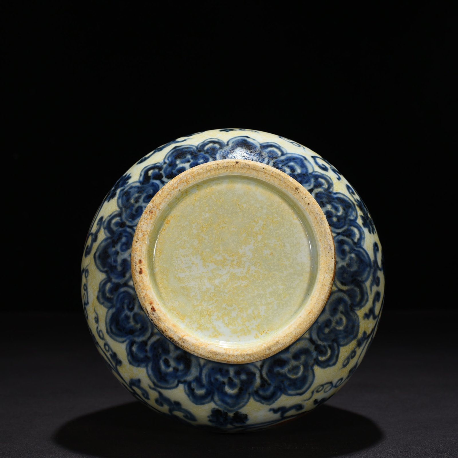 Ming Dynasty Yongle blue and white alum red jade pot with lotus