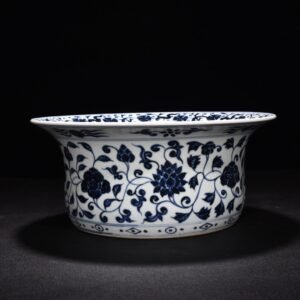 Ming Dynasty Yongle blue and white intertwining flowers and eight treasures folded edge wash