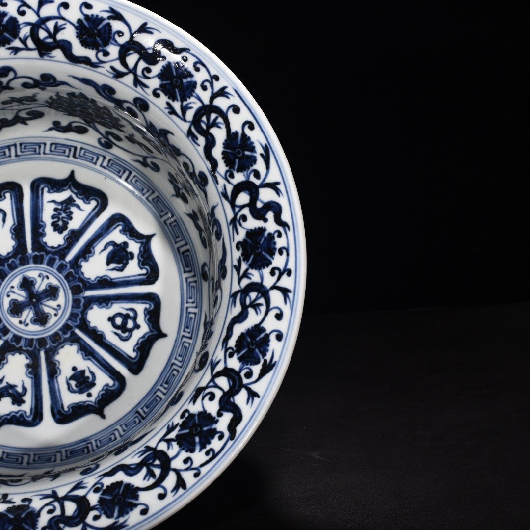 Ming Dynasty Yongle blue and white intertwining flowers and eight treasures folded edge wash
