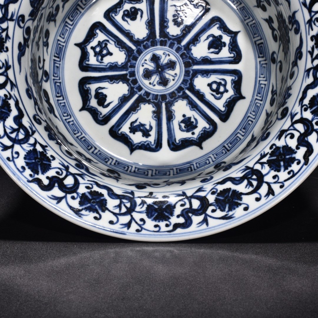 Ming Dynasty Yongle blue and white intertwining flowers and eight treasures folded edge wash