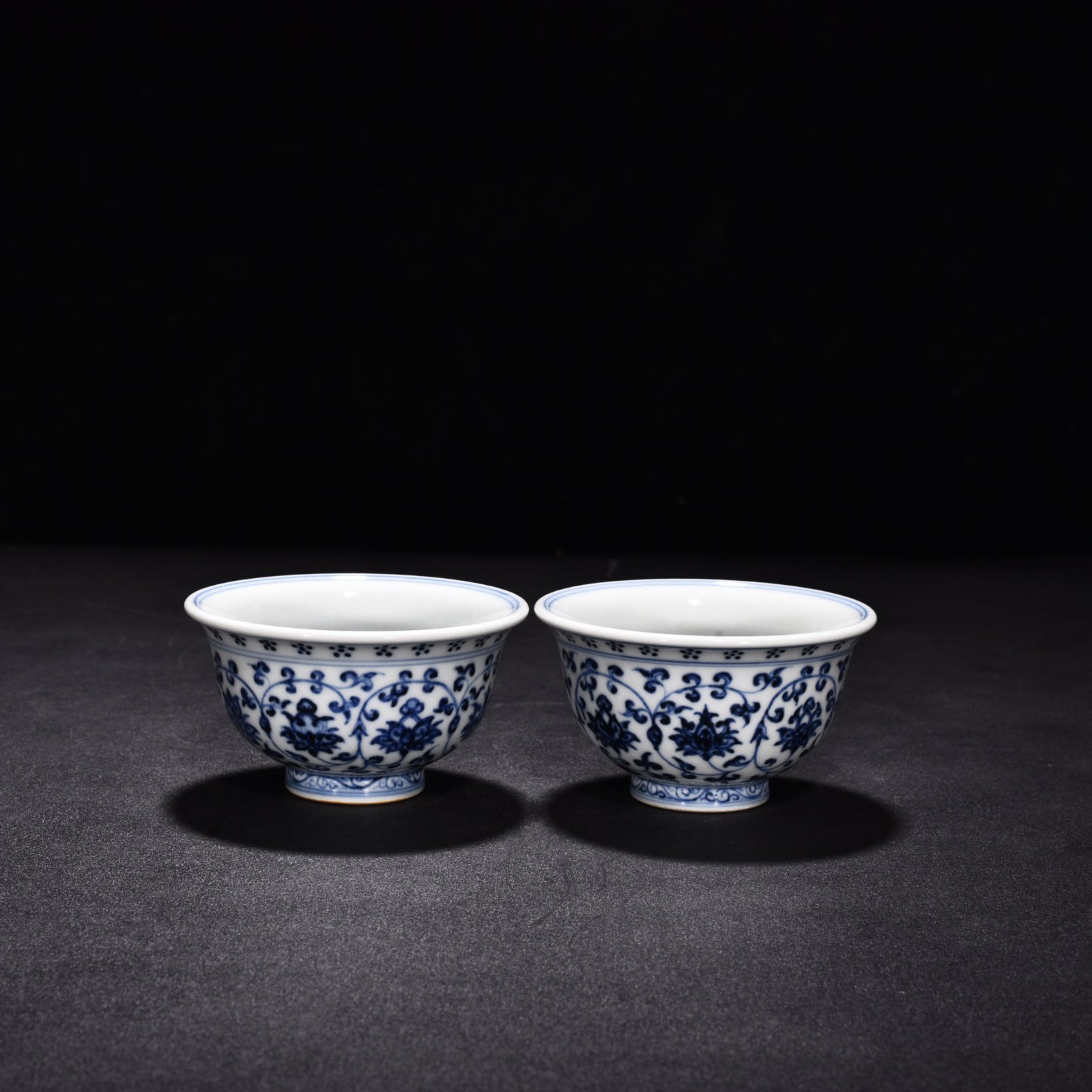 Ming Dynasty Yongle blue and white intertwined flower pressed hand cup