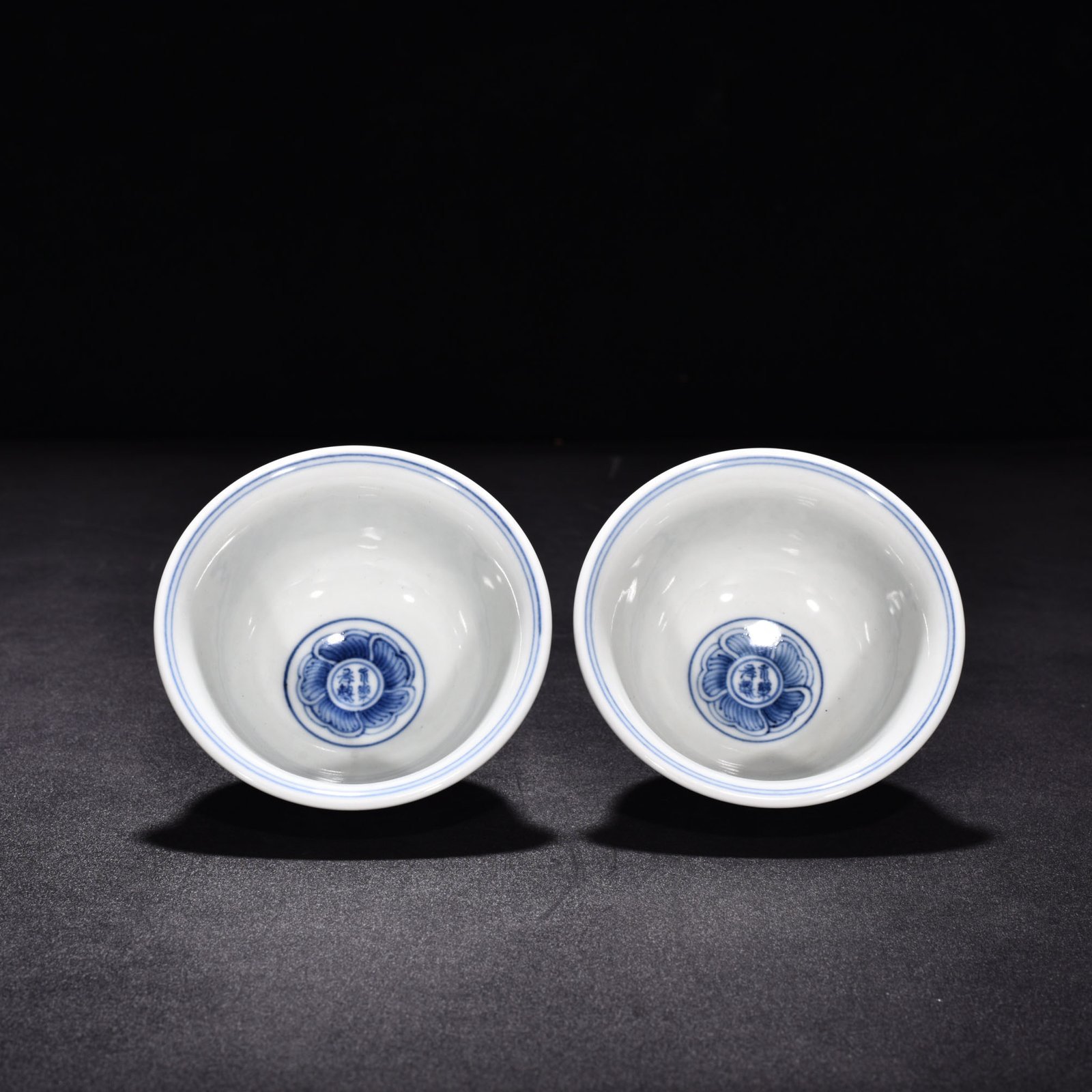 Ming Dynasty Yongle blue and white intertwined flower pressed hand cup