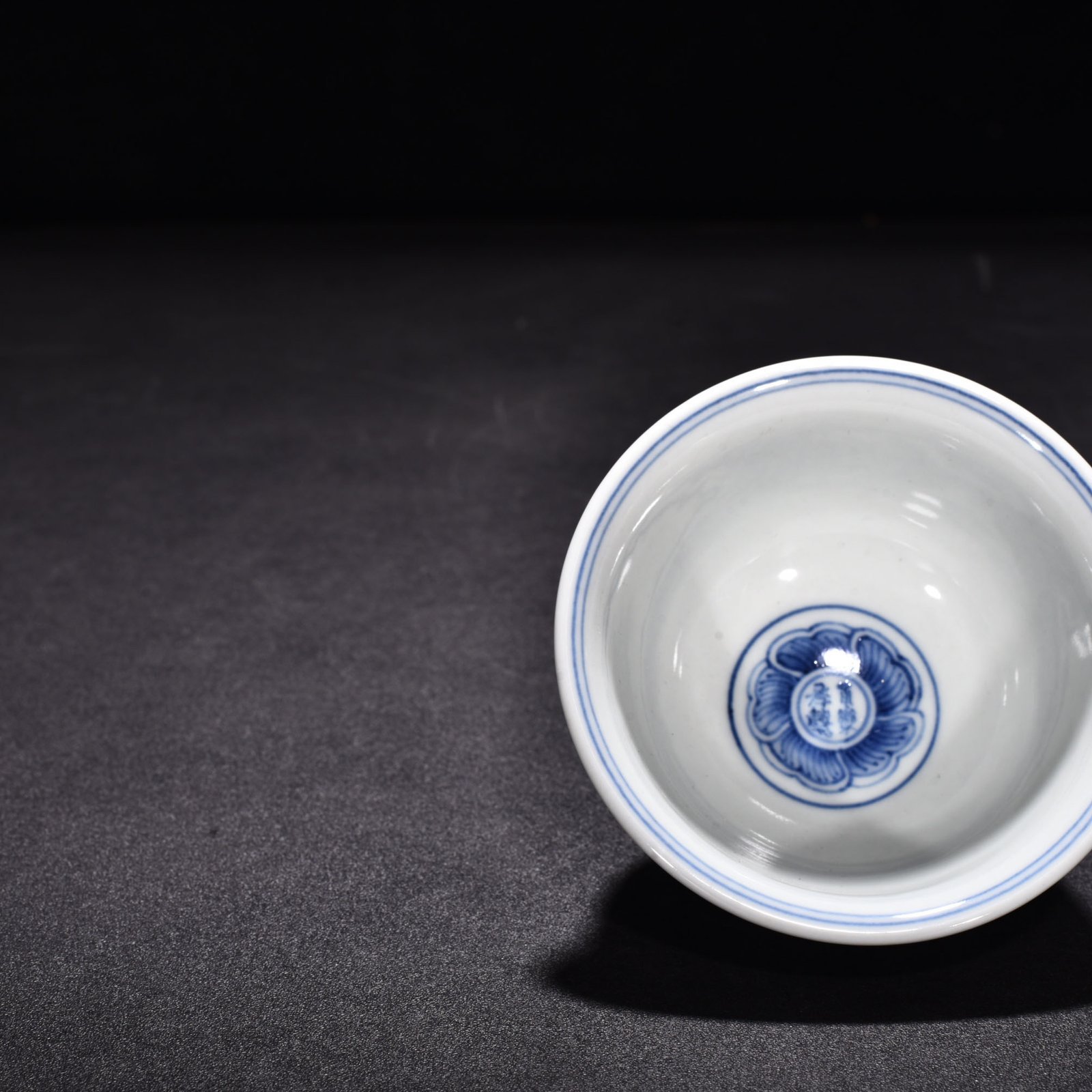 Ming Dynasty Yongle blue and white intertwined flower pressed hand cup