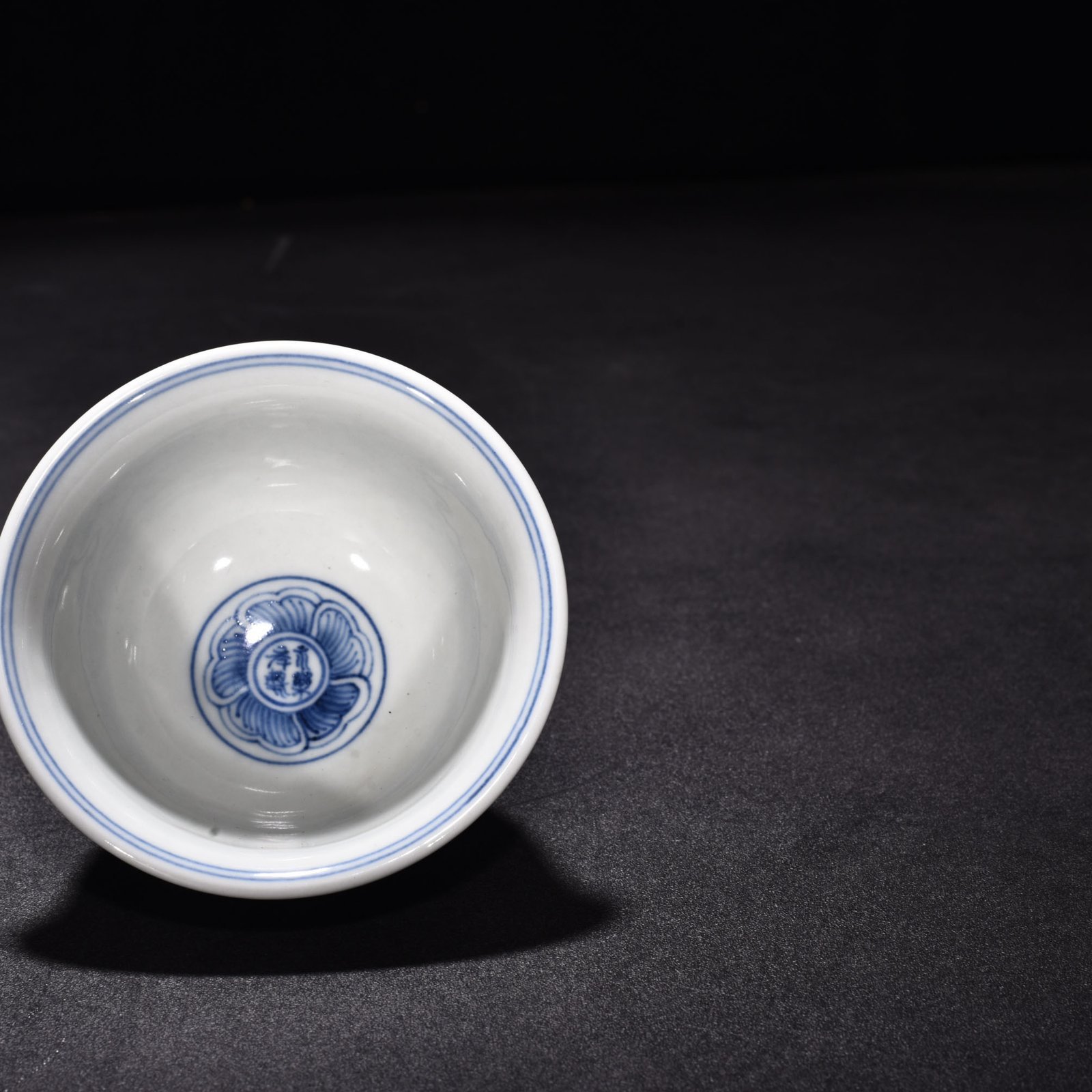 Ming Dynasty Yongle blue and white intertwined flower pressed hand cup