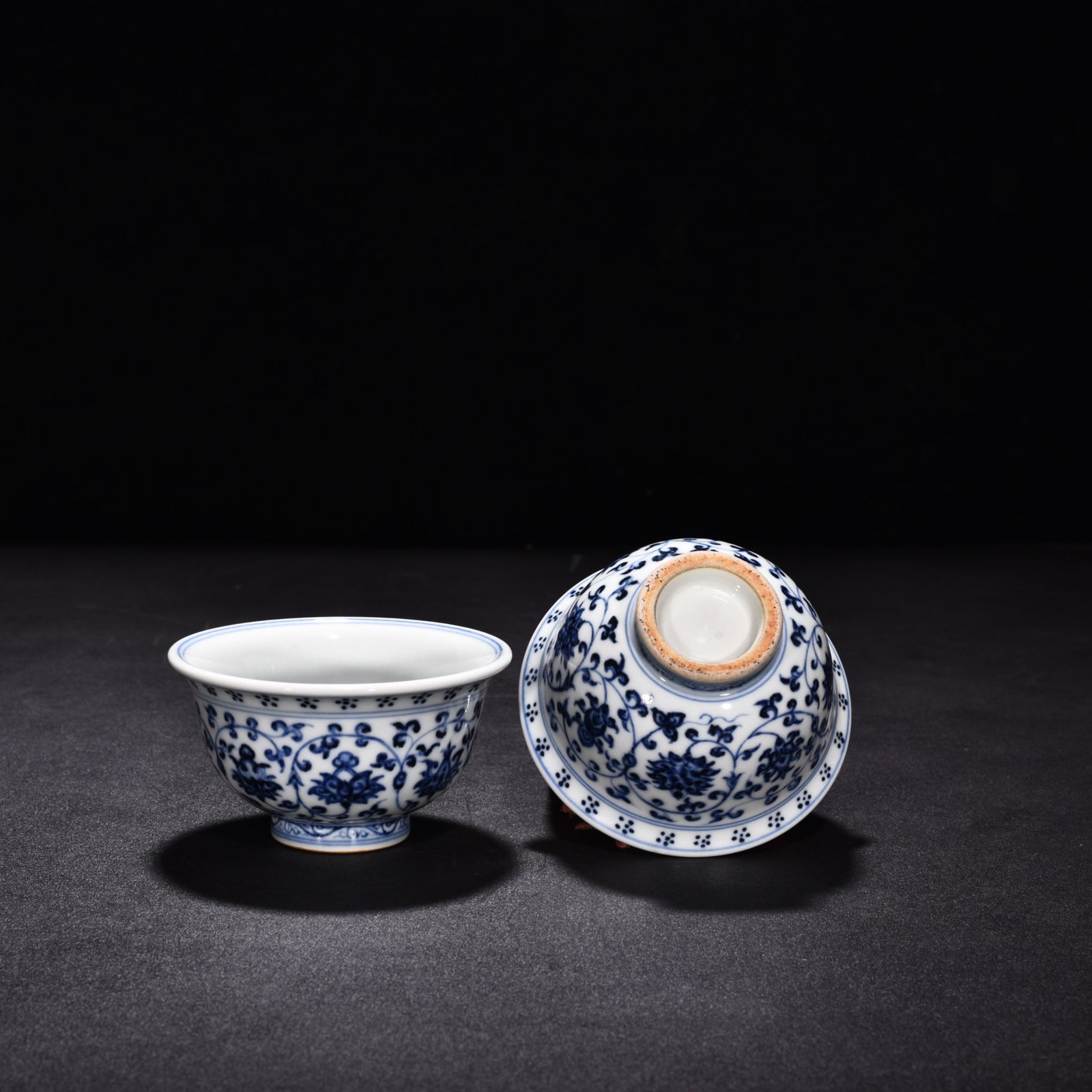 Ming Dynasty Yongle blue and white intertwined flower pressed hand cup