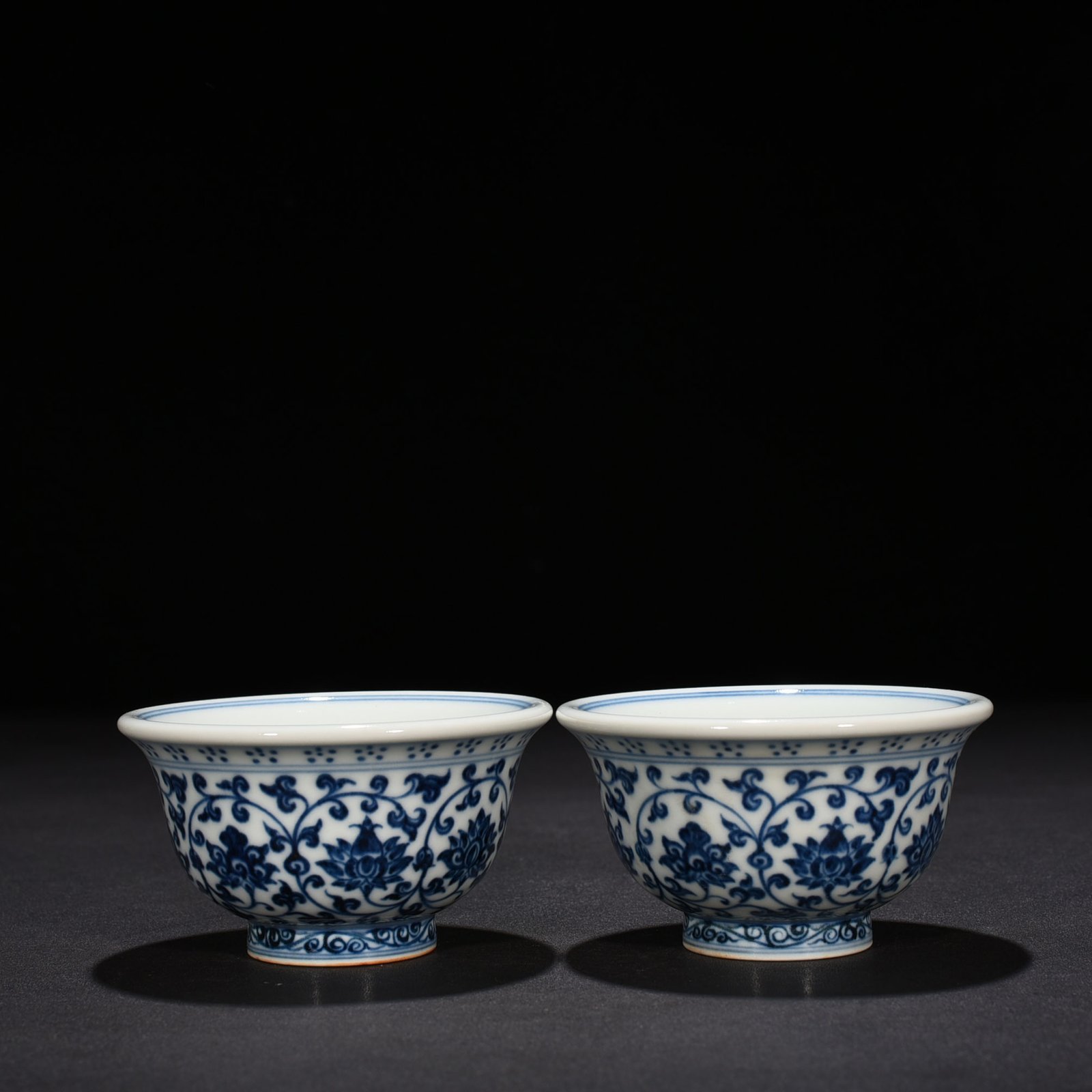 Ming Dynasty Yongle blue and white intertwined flower pressed hand cup