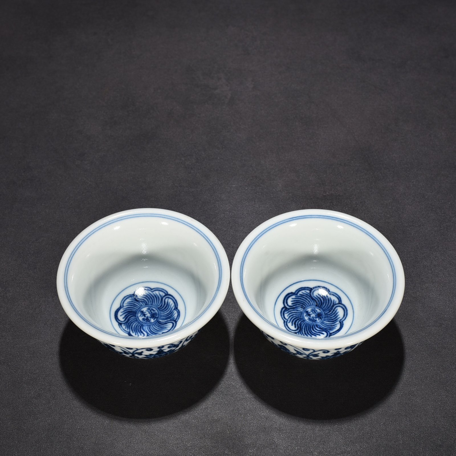 Ming Dynasty Yongle blue and white intertwined flower pressed hand cup