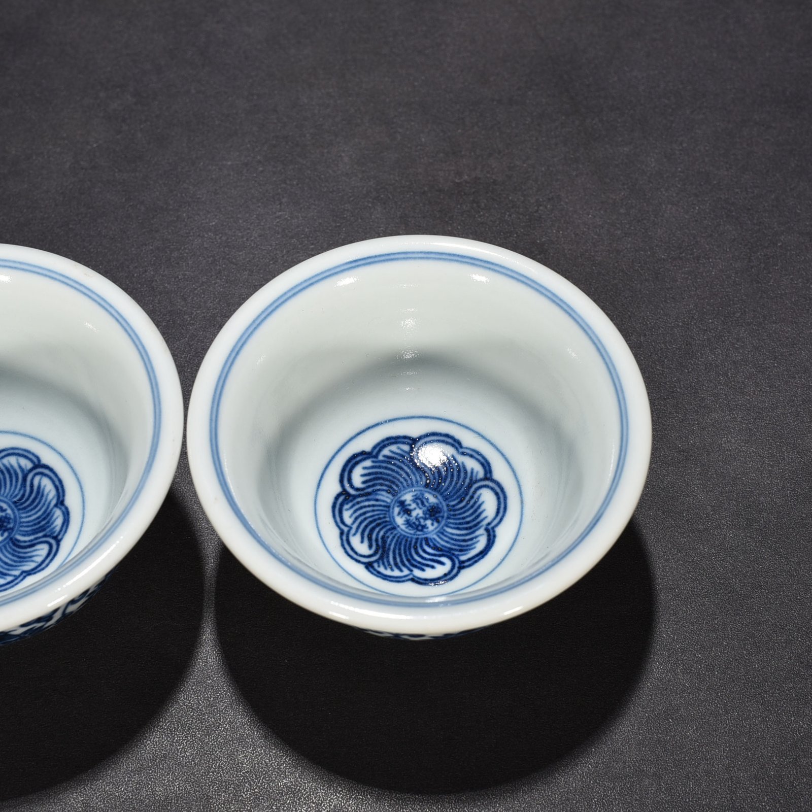 Ming Dynasty Yongle blue and white intertwined flower pressed hand cup