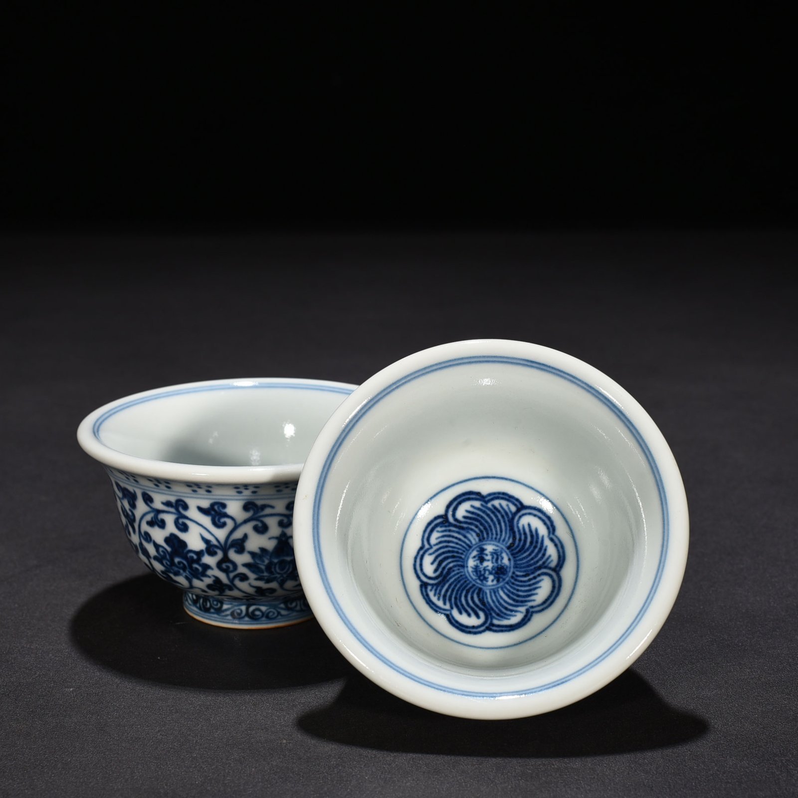 Ming Dynasty Yongle blue and white intertwined flower pressed hand cup