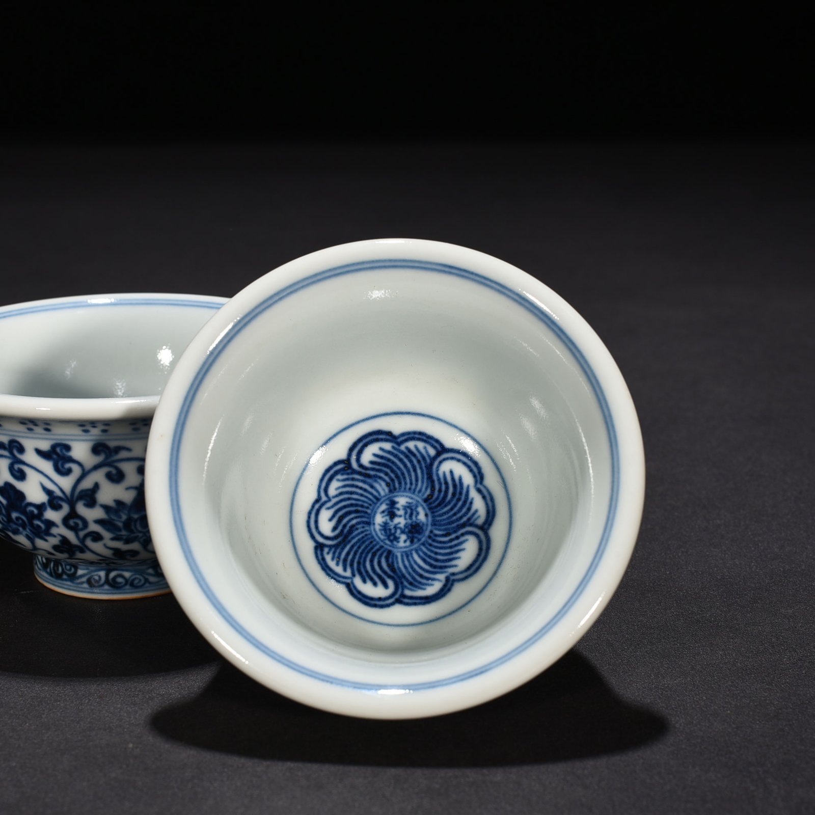 Ming Dynasty Yongle blue and white intertwined flower pressed hand cup