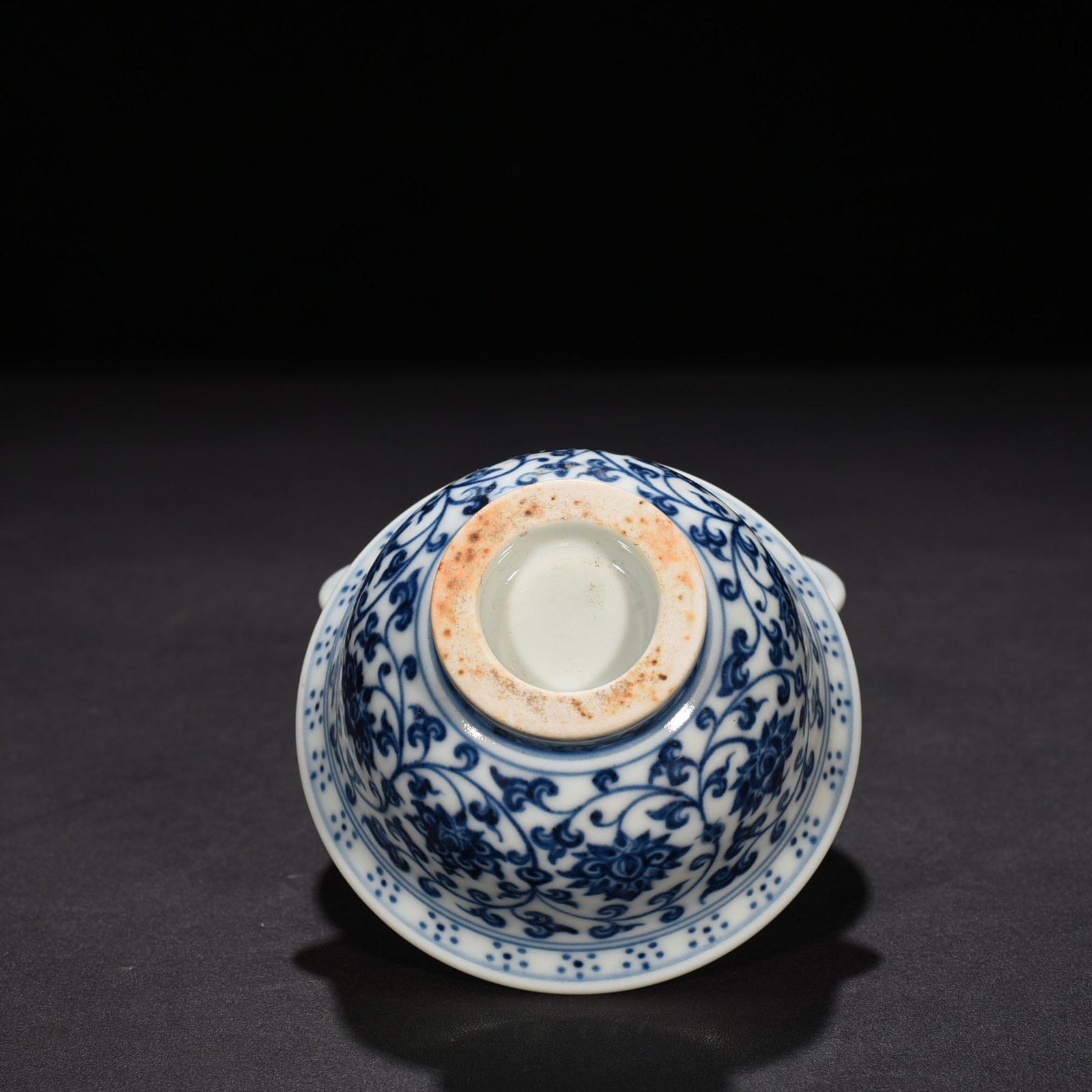 Ming Dynasty Yongle blue and white intertwined flower pressed hand cup