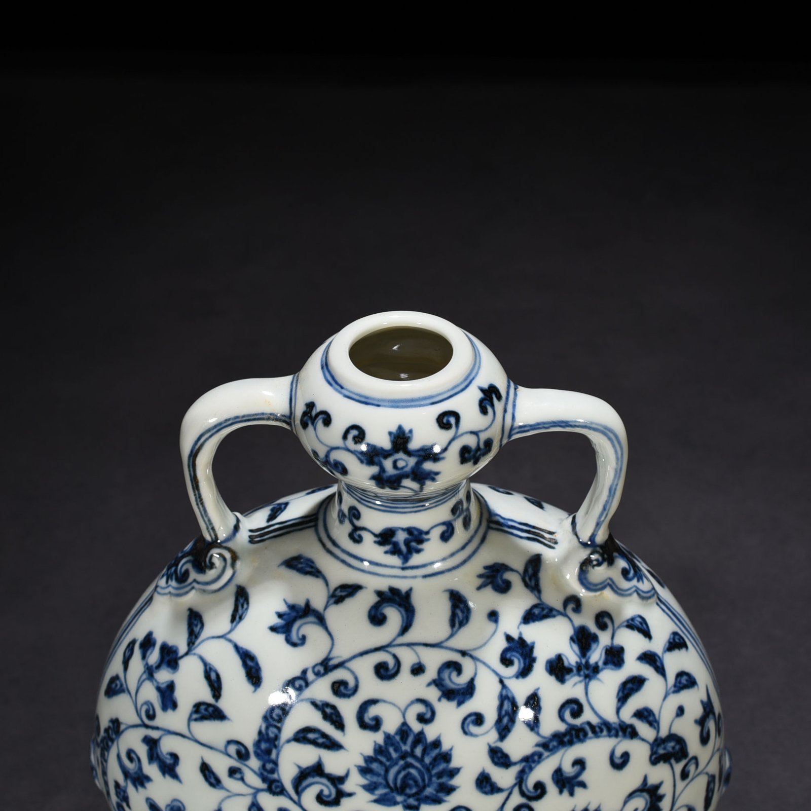 Ming Dynasty Yongle blue and white flower Ruyi ear flat vase
