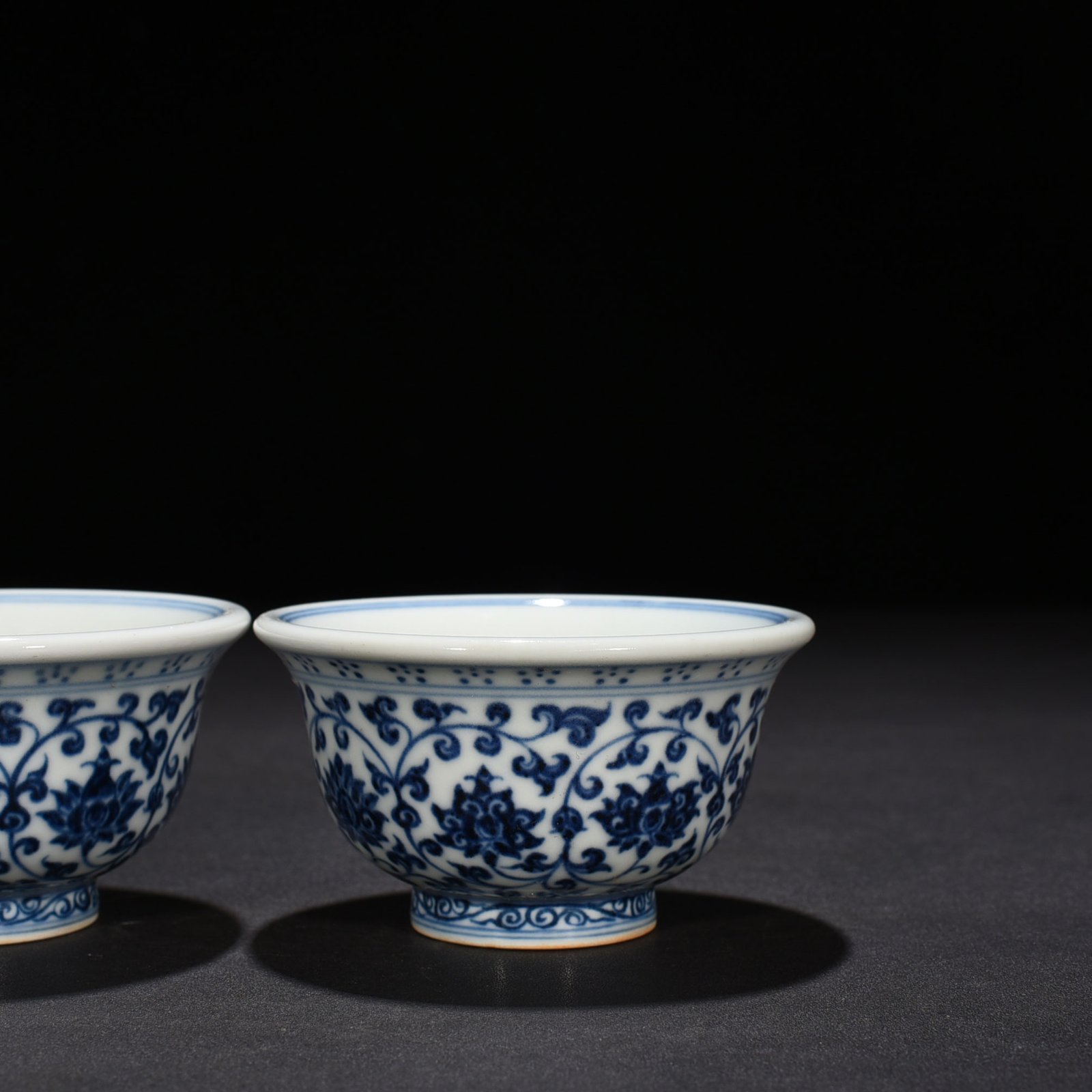 Ming Dynasty Yongle blue and white intertwined flowers fish and algae pressed hand cup