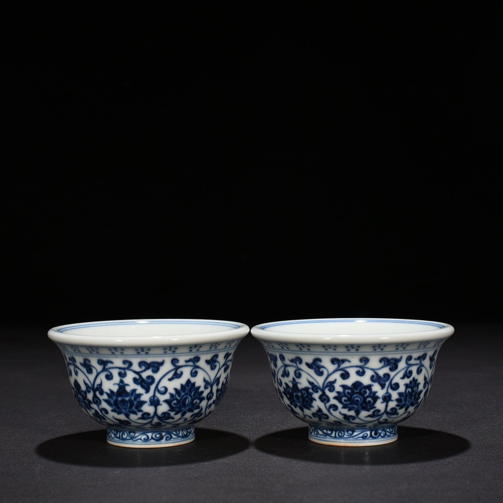 Ming Dynasty Yongle blue and white intertwined flowers fish and algae pressed hand cup