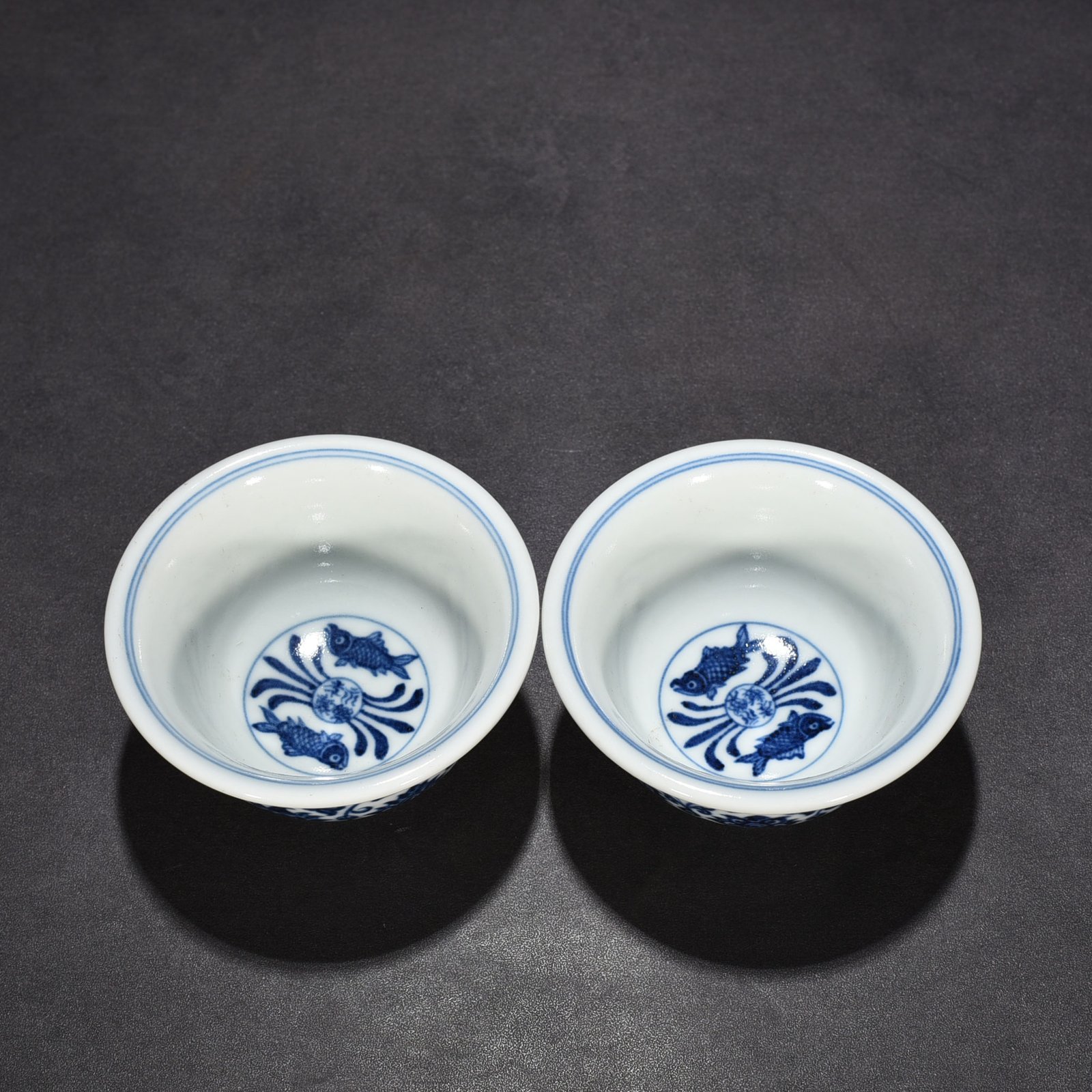 Ming Dynasty Yongle blue and white intertwined flowers fish and algae pressed hand cup