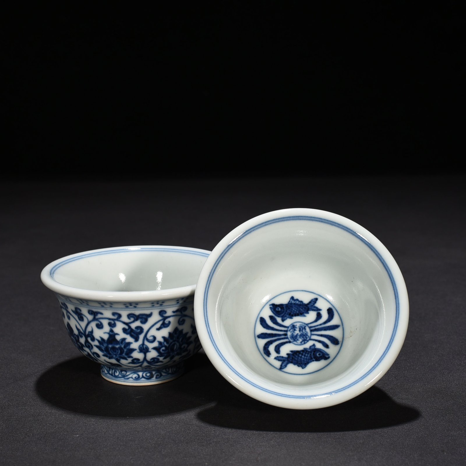 Ming Dynasty Yongle blue and white intertwined flowers fish and algae pressed hand cup