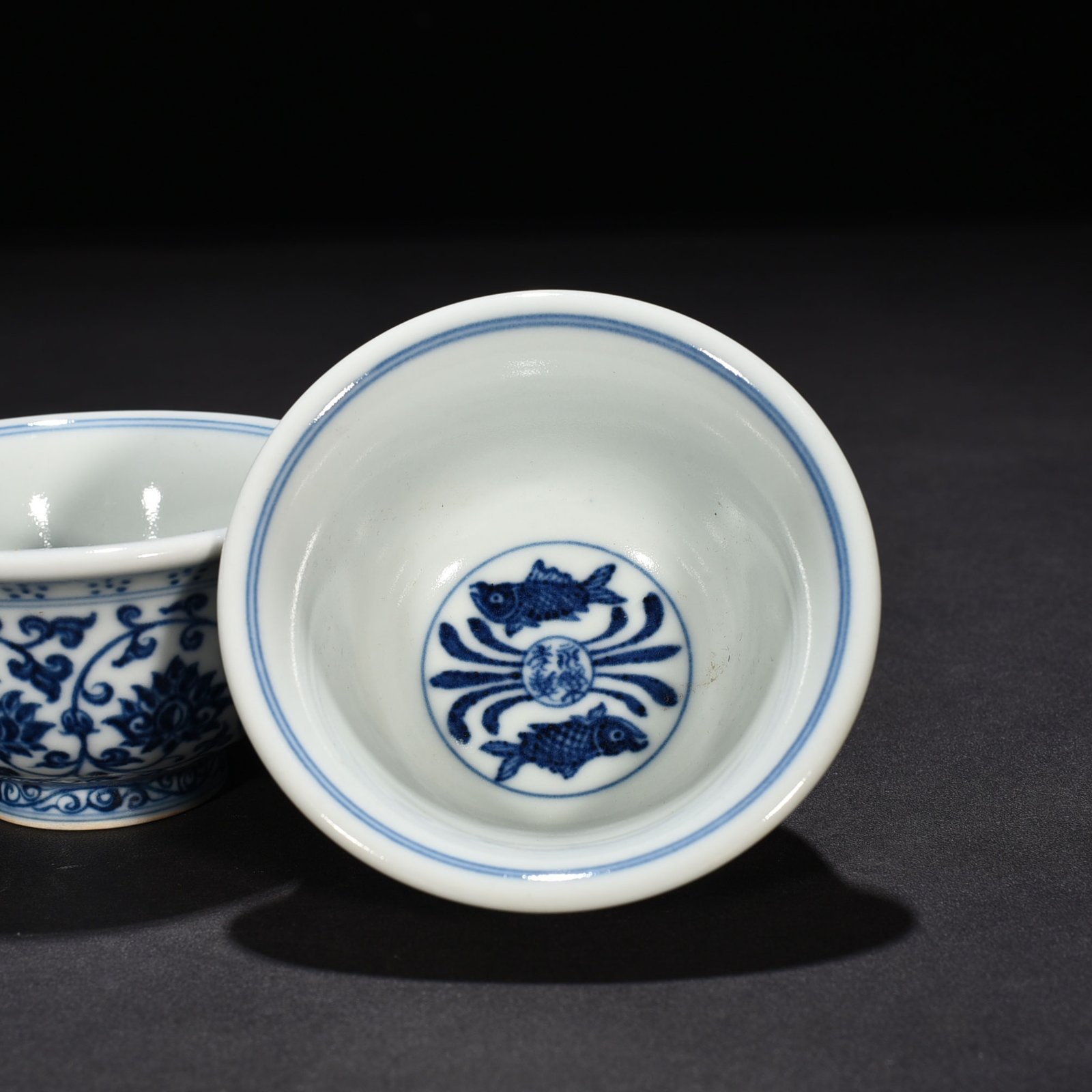 Ming Dynasty Yongle blue and white intertwined flowers fish and algae pressed hand cup