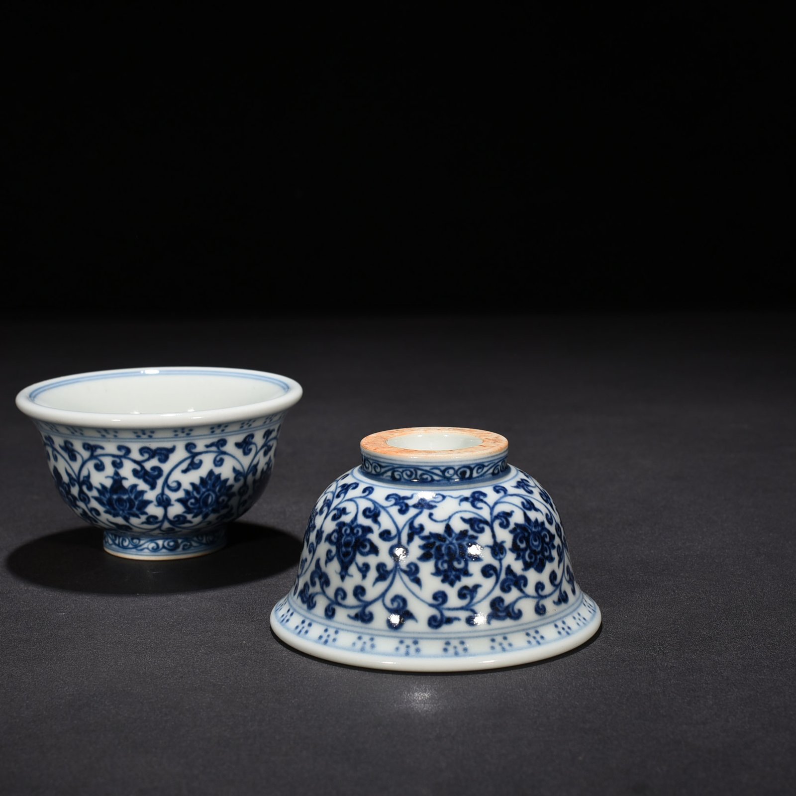 Ming Dynasty Yongle blue and white intertwined flowers fish and algae pressed hand cup