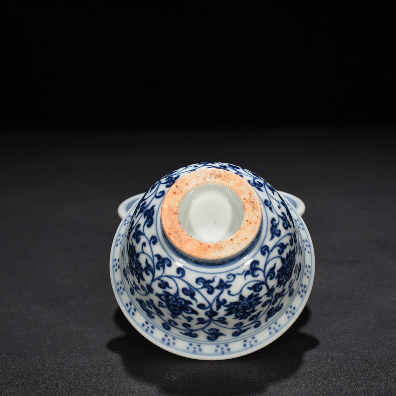 Ming Dynasty Yongle blue and white intertwined flowers fish and algae pressed hand cup