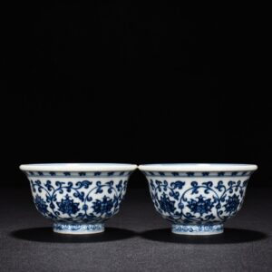 Ming Dynasty Yongle blue and white intertwined flowers and mandarin duck pressed hand cup