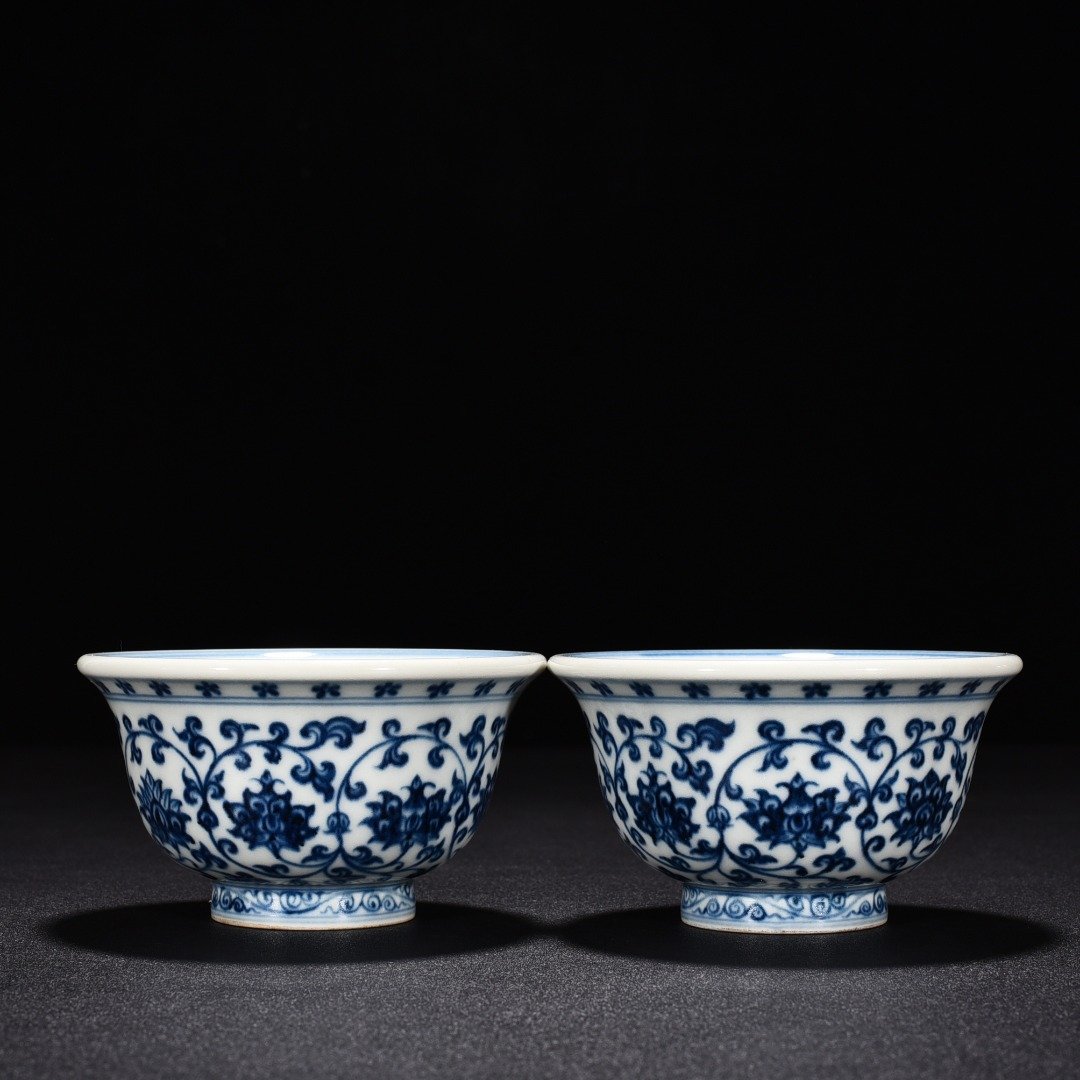 Ming Dynasty Yongle blue and white intertwined flowers and mandarin duck pressed hand cup