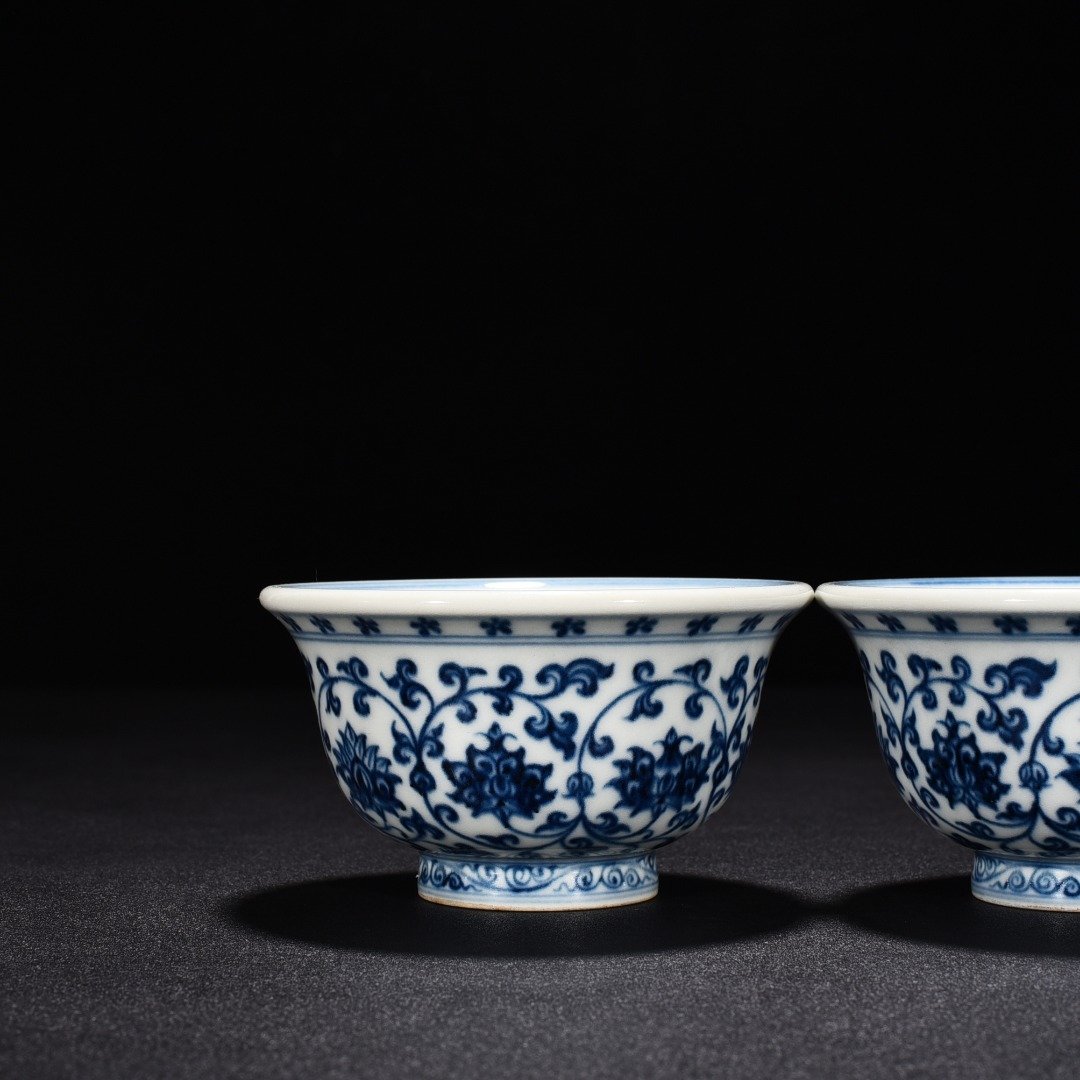 Ming Dynasty Yongle blue and white intertwined flowers and mandarin duck pressed hand cup