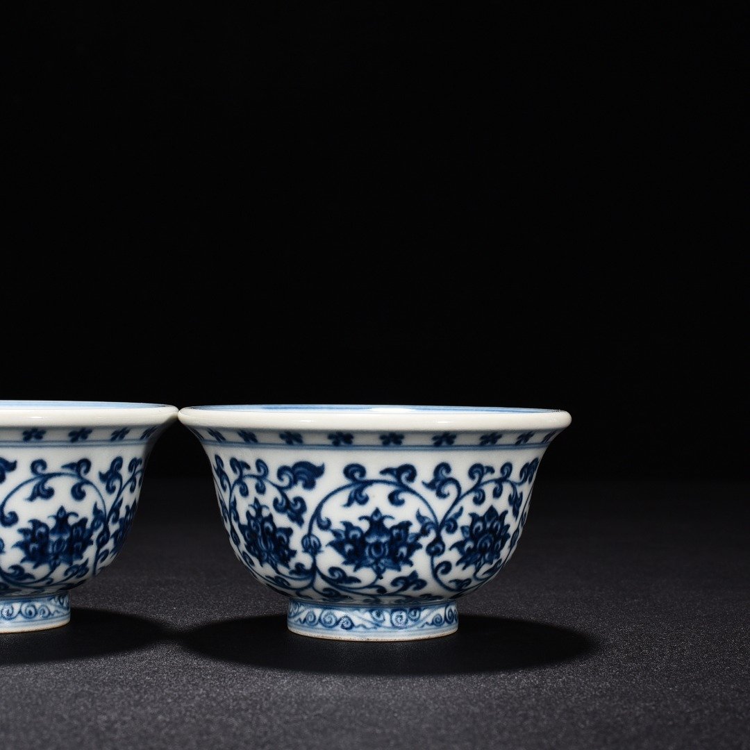 Ming Dynasty Yongle blue and white intertwined flowers and mandarin duck pressed hand cup