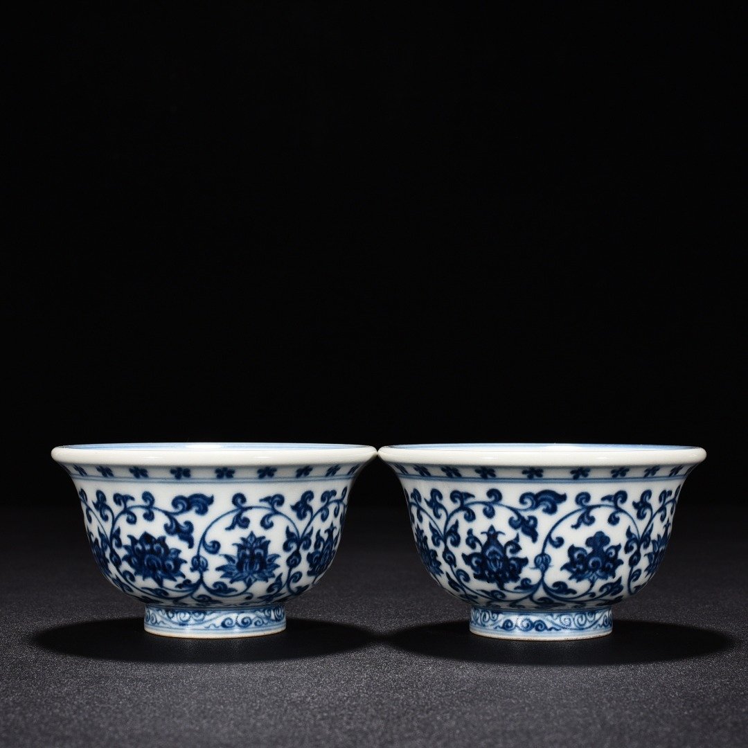 Ming Dynasty Yongle blue and white intertwined flowers and mandarin duck pressed hand cup