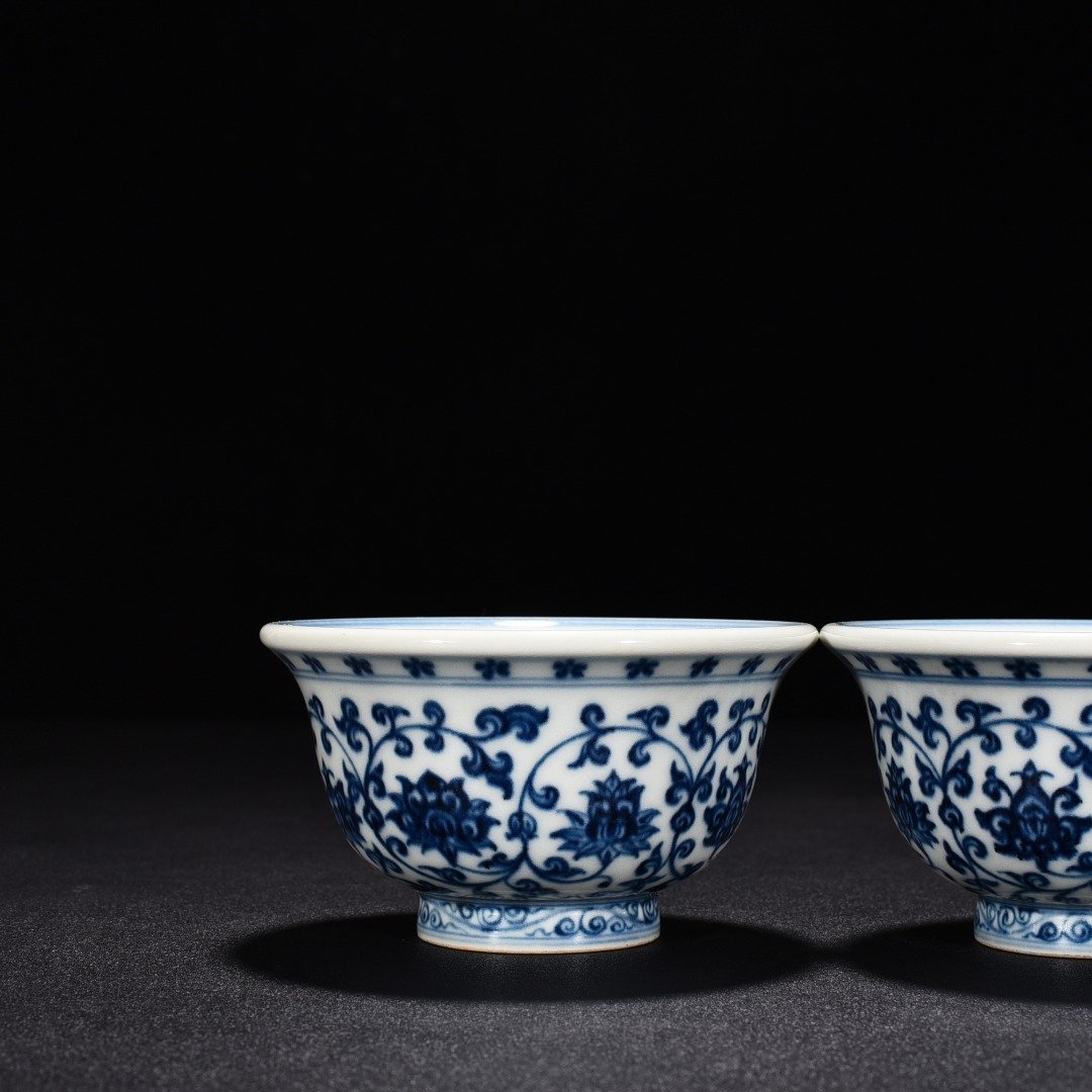 Ming Dynasty Yongle blue and white intertwined flowers and mandarin duck pressed hand cup