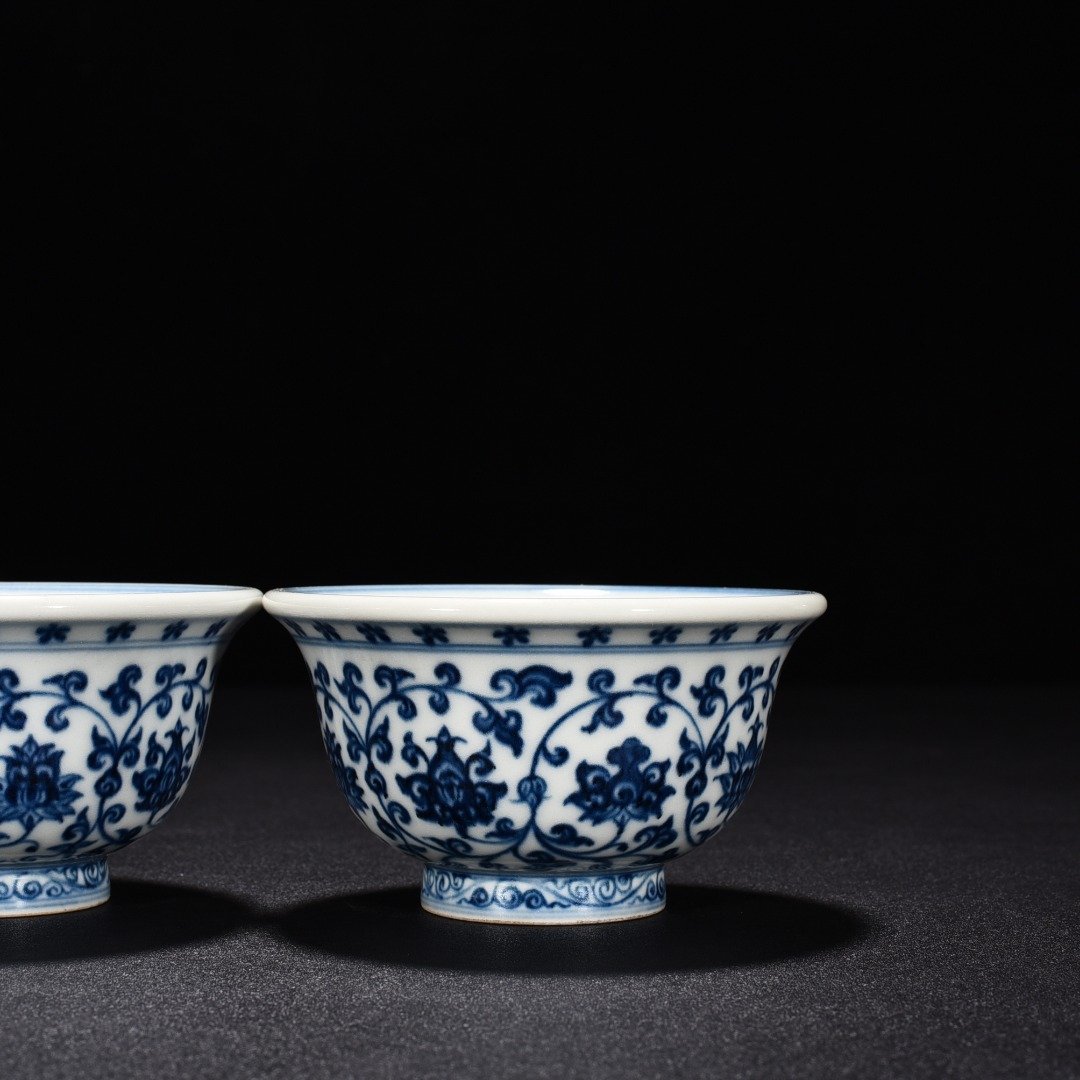 Ming Dynasty Yongle blue and white intertwined flowers and mandarin duck pressed hand cup