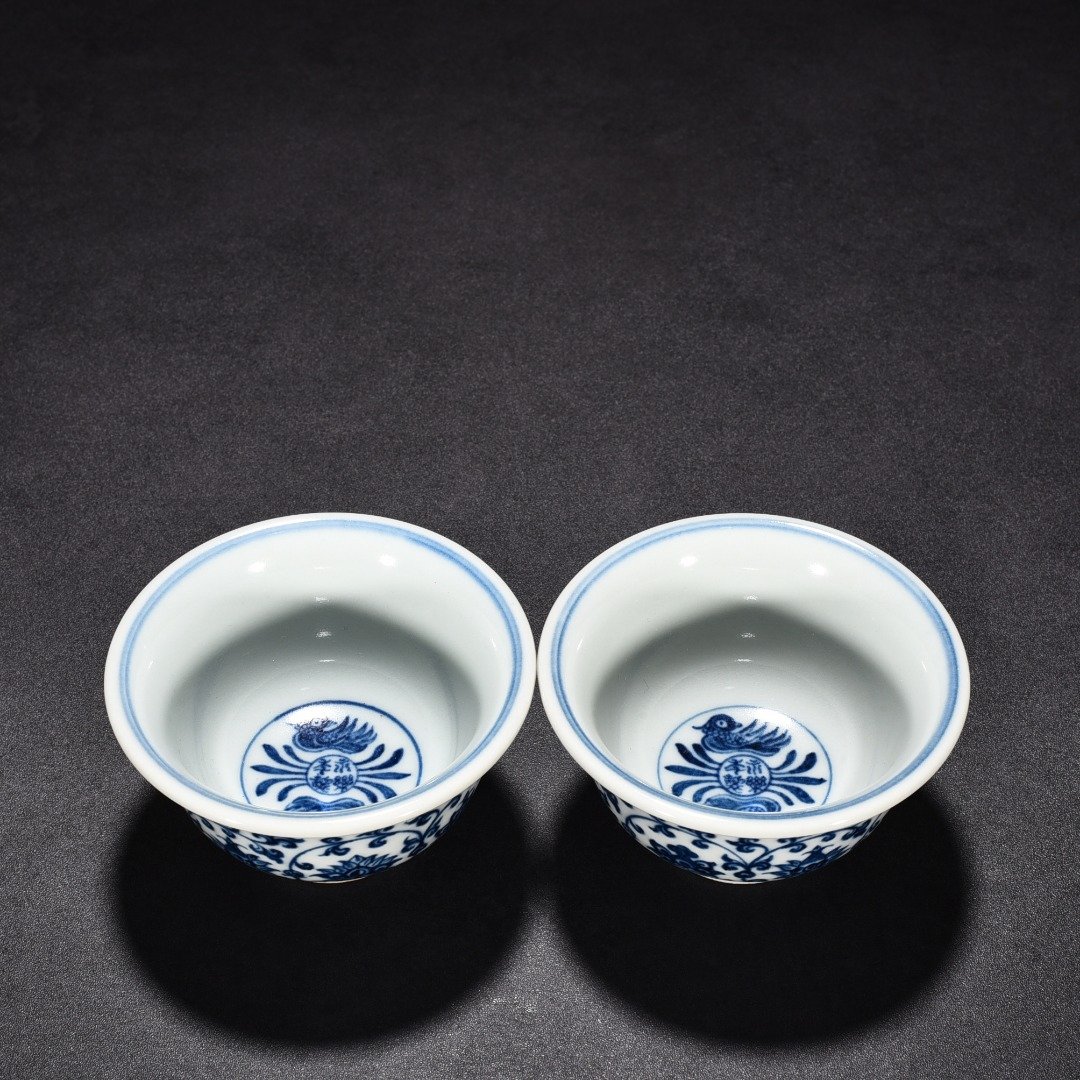 Ming Dynasty Yongle blue and white intertwined flowers and mandarin duck pressed hand cup