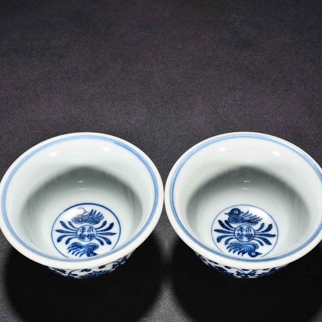 Ming Dynasty Yongle blue and white intertwined flowers and mandarin duck pressed hand cup