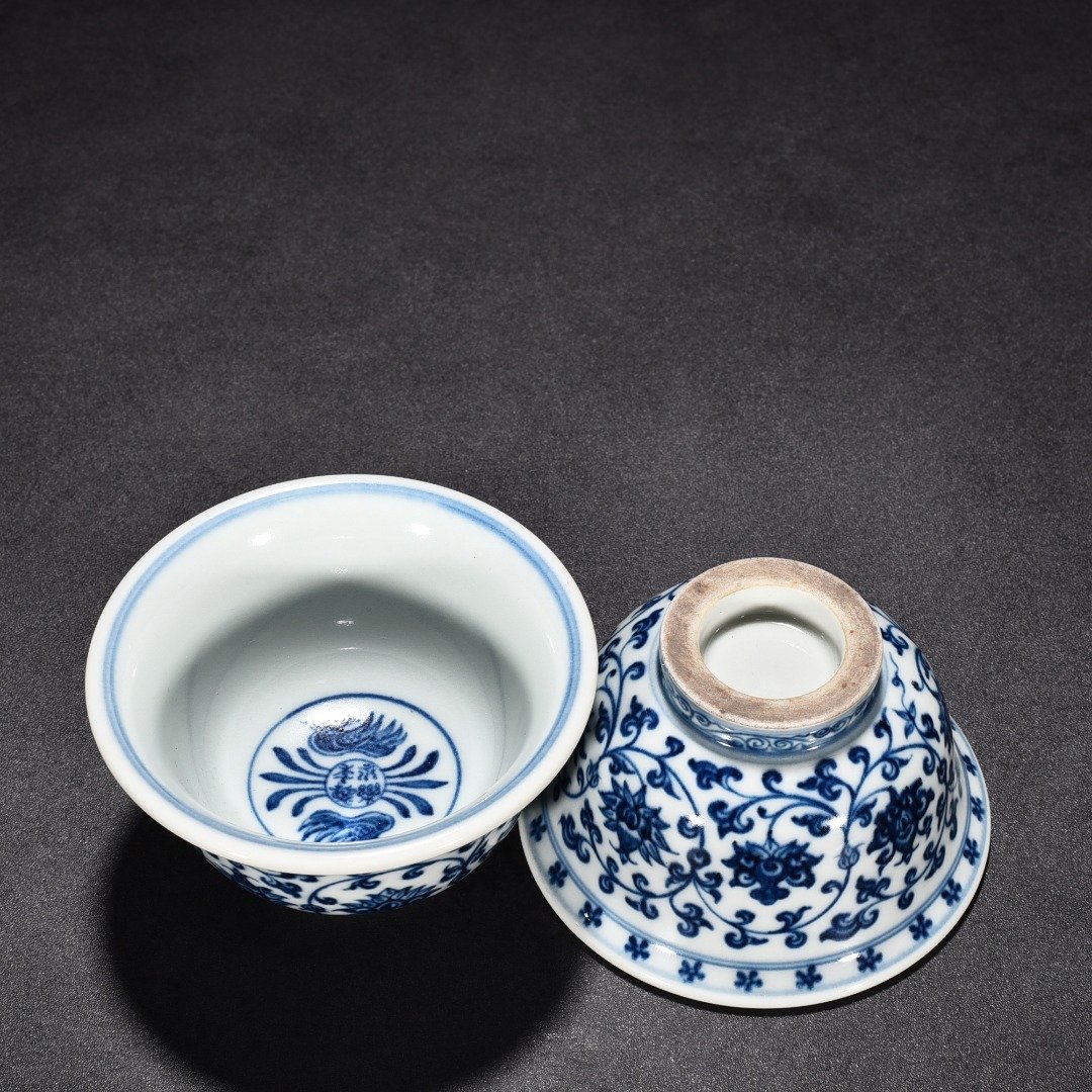 Ming Dynasty Yongle blue and white intertwined flowers and mandarin duck pressed hand cup