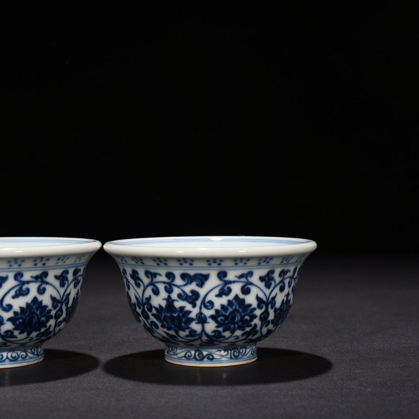 Ming Dynasty Yongle blue and white intertwined flowers and mandarin duck pressed hand cup