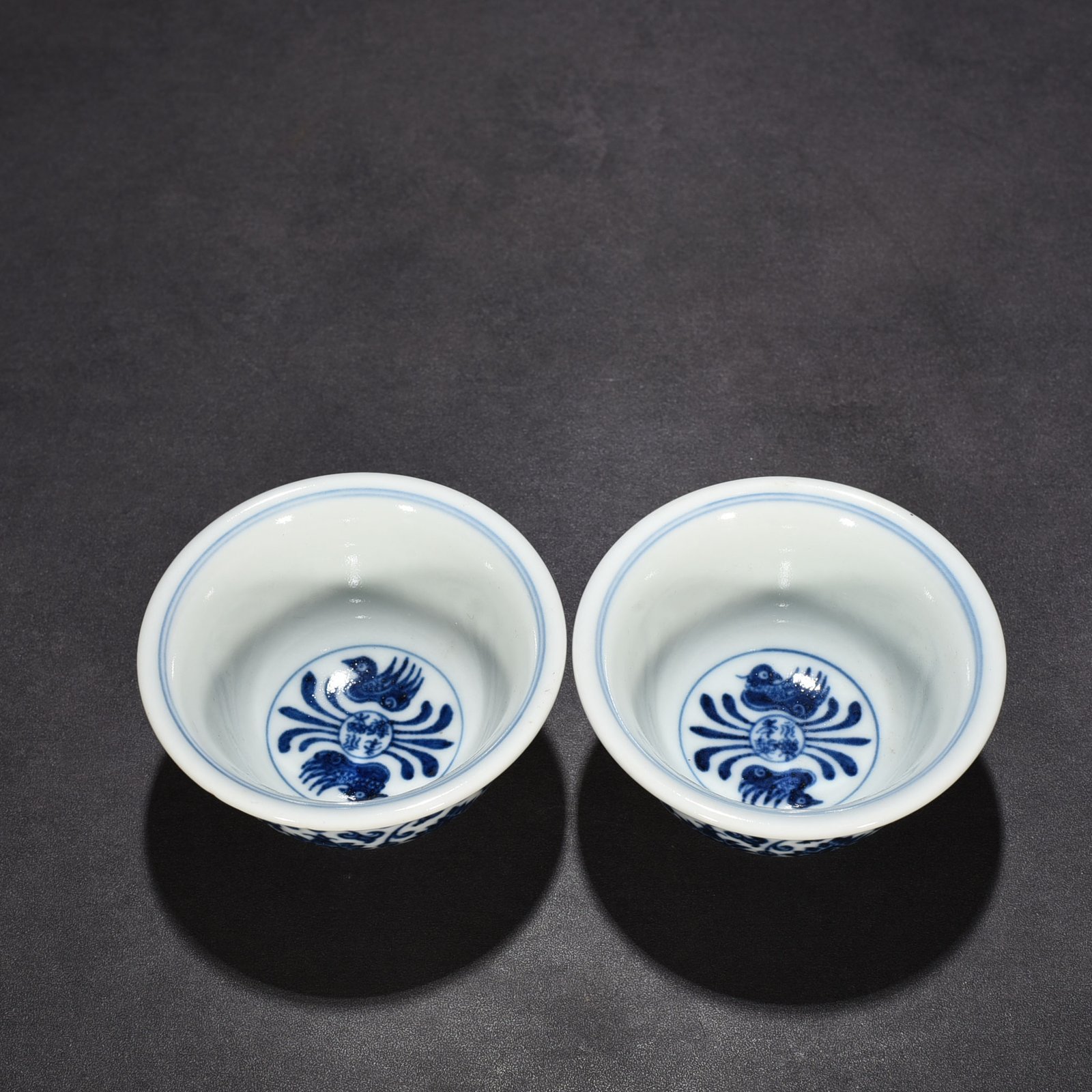 Ming Dynasty Yongle blue and white intertwined flowers and mandarin duck pressed hand cup