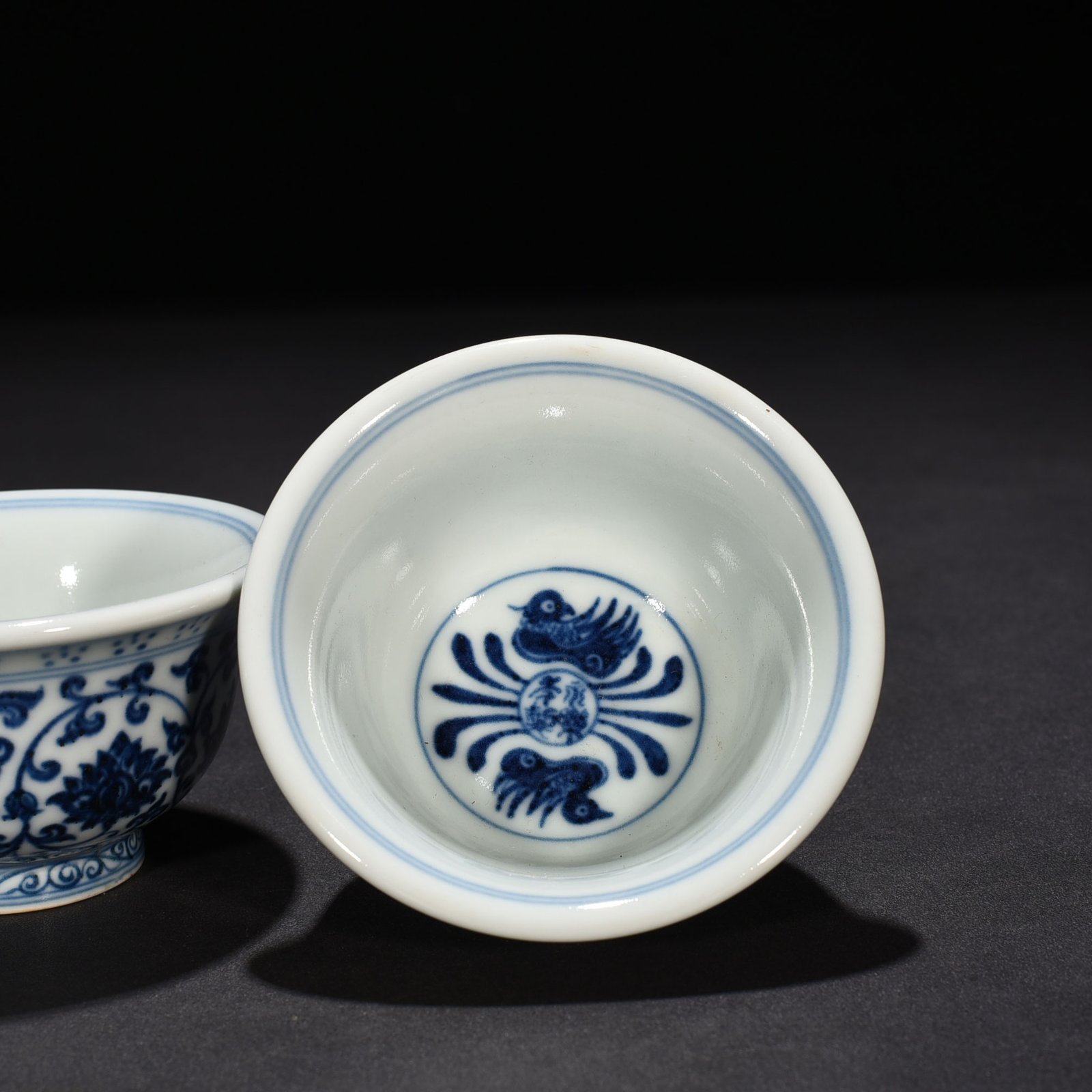 Ming Dynasty Yongle blue and white intertwined flowers and mandarin duck pressed hand cup