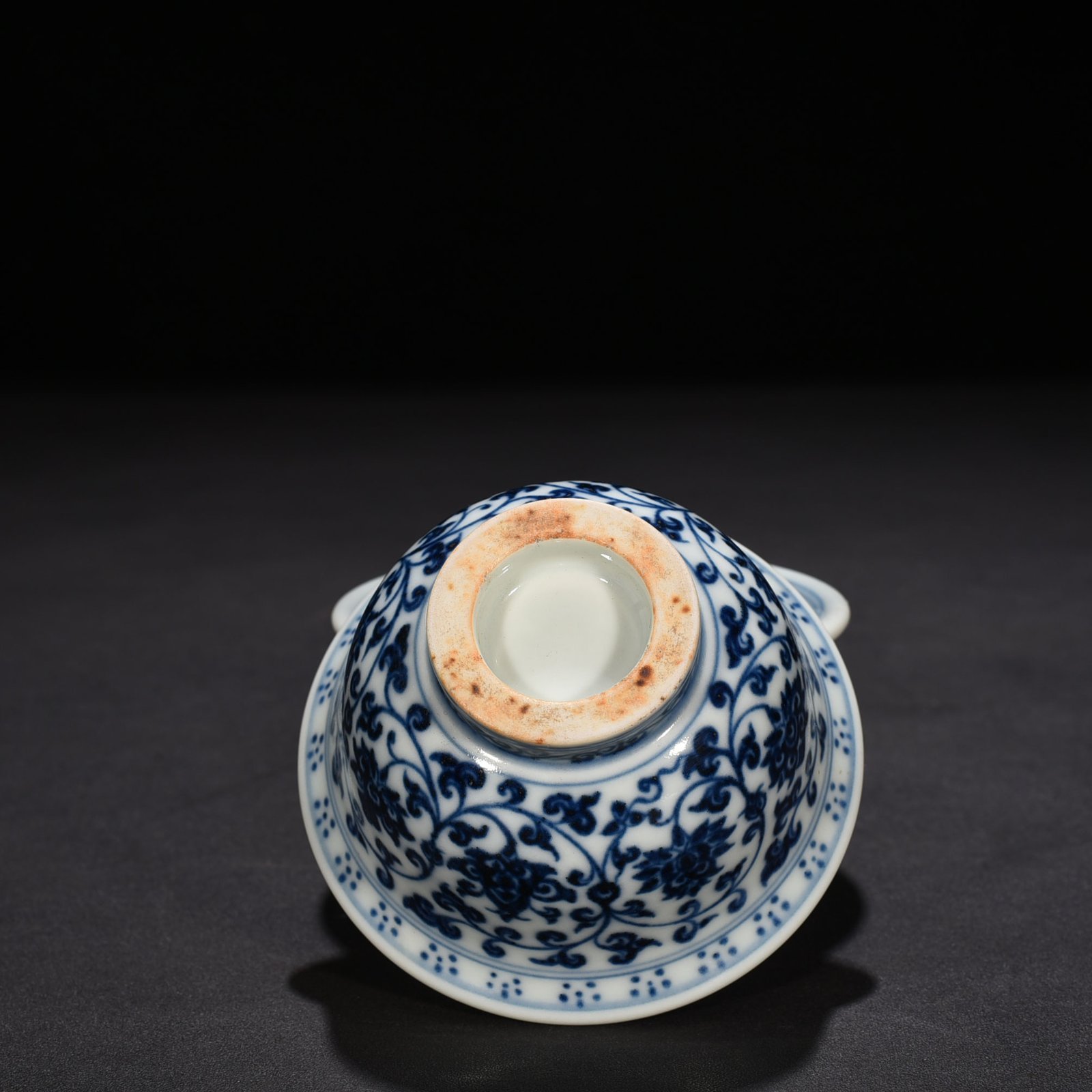 Ming Dynasty Yongle blue and white intertwined flowers and mandarin duck pressed hand cup