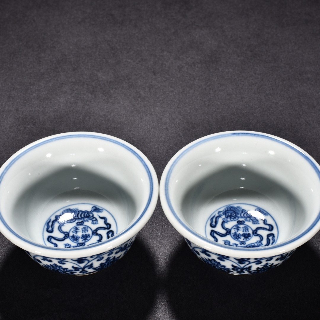 Ming Dynasty Yongle blue and white lotus lion hydrangea pressed hand cup
