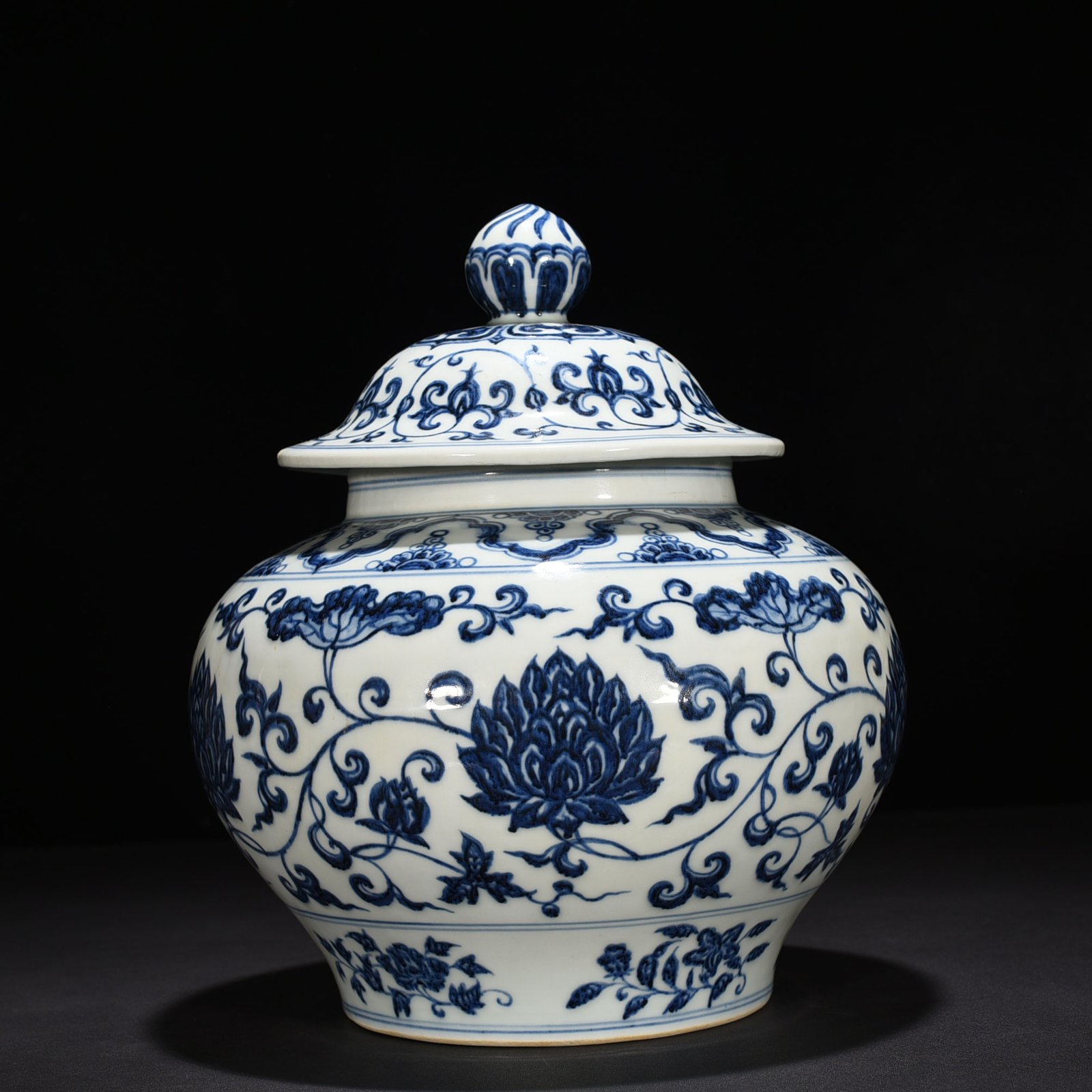 Ming Dynasty Yongle blue and white lotus covered jar
