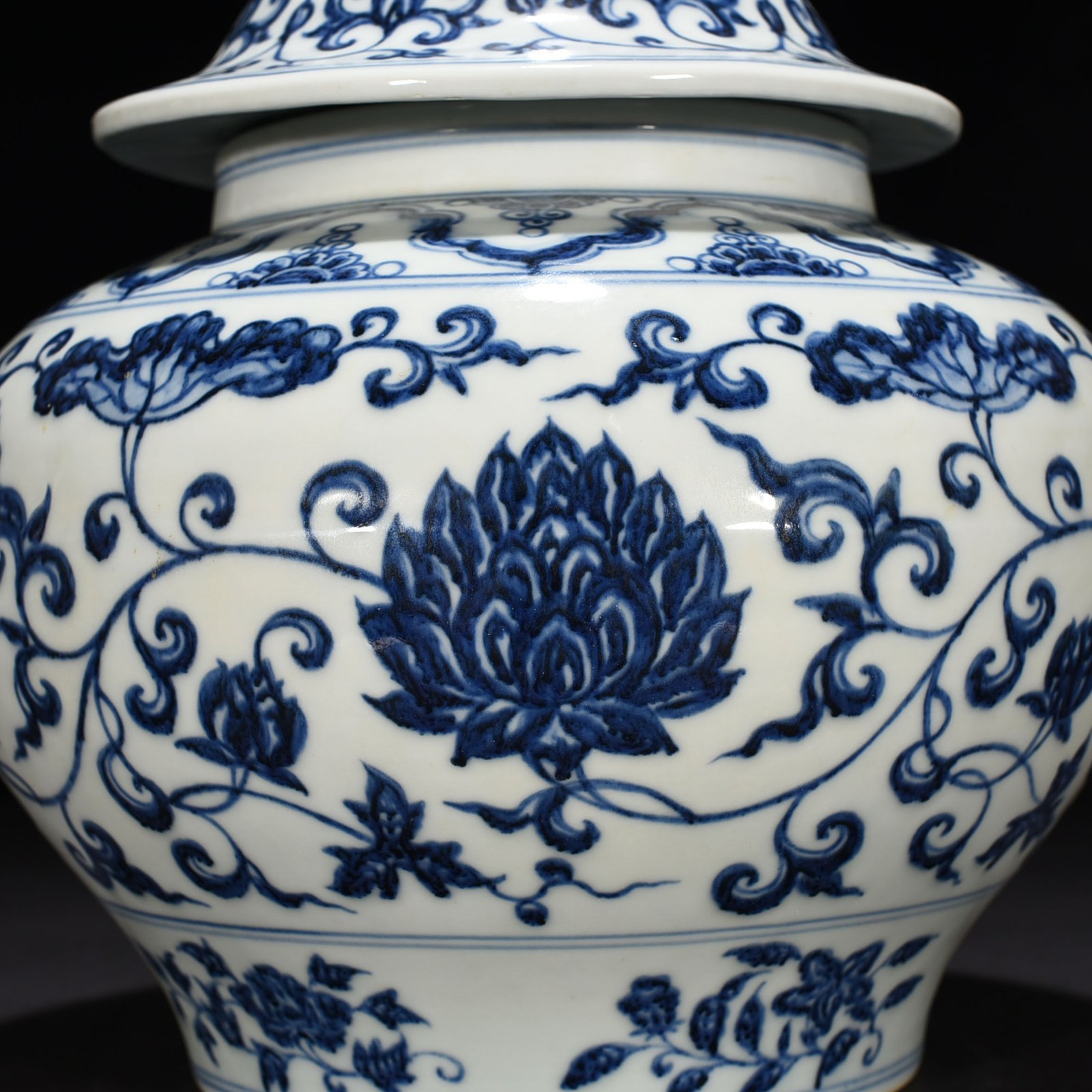 Ming Dynasty Yongle blue and white lotus covered jar