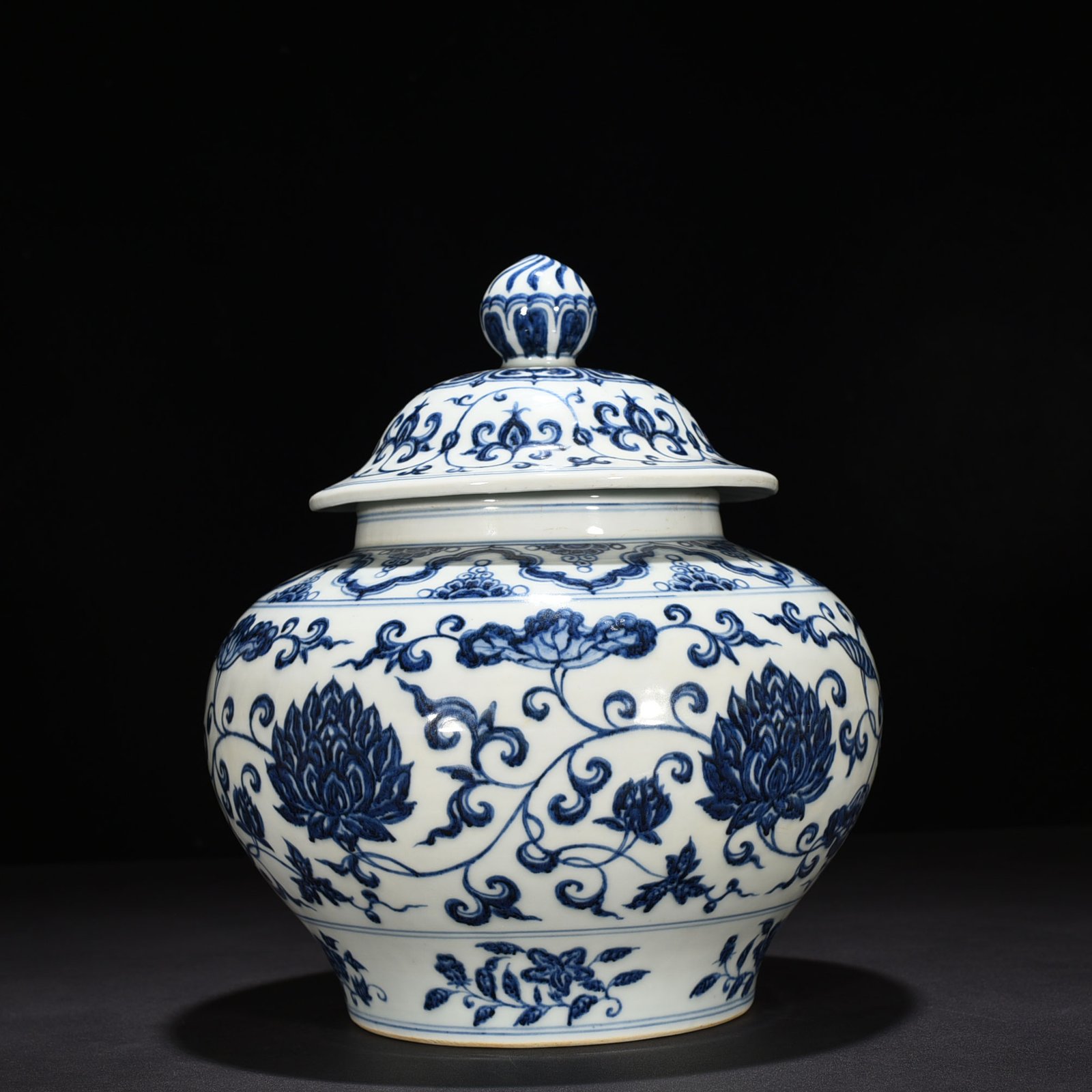 Ming Dynasty Yongle blue and white lotus covered jar
