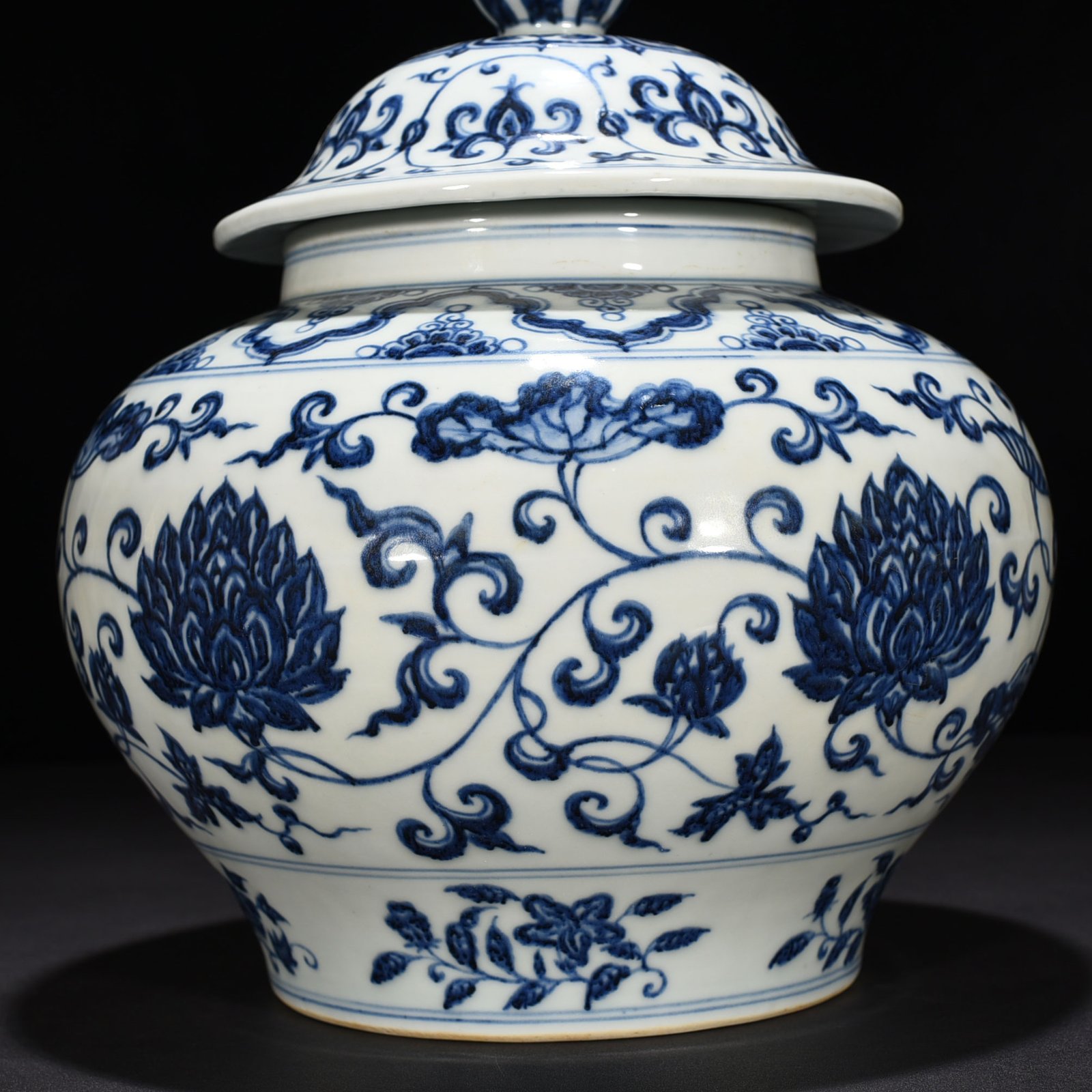 Ming Dynasty Yongle blue and white lotus covered jar