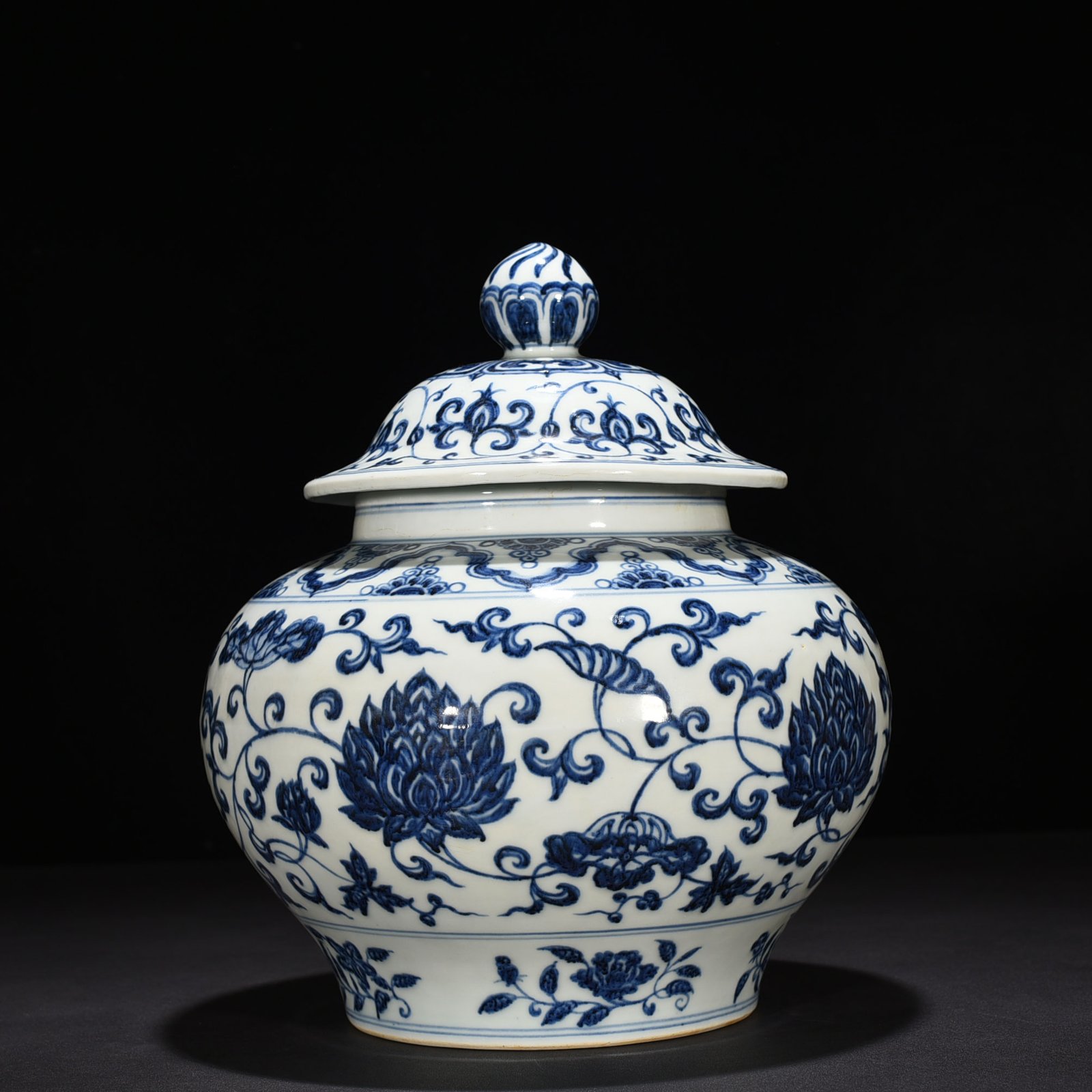 Ming Dynasty Yongle blue and white lotus covered jar