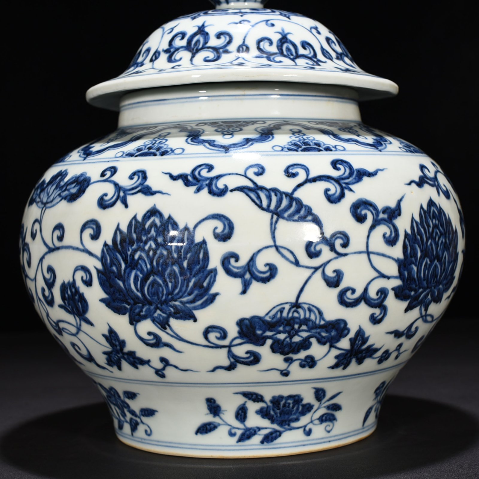 Ming Dynasty Yongle blue and white lotus covered jar